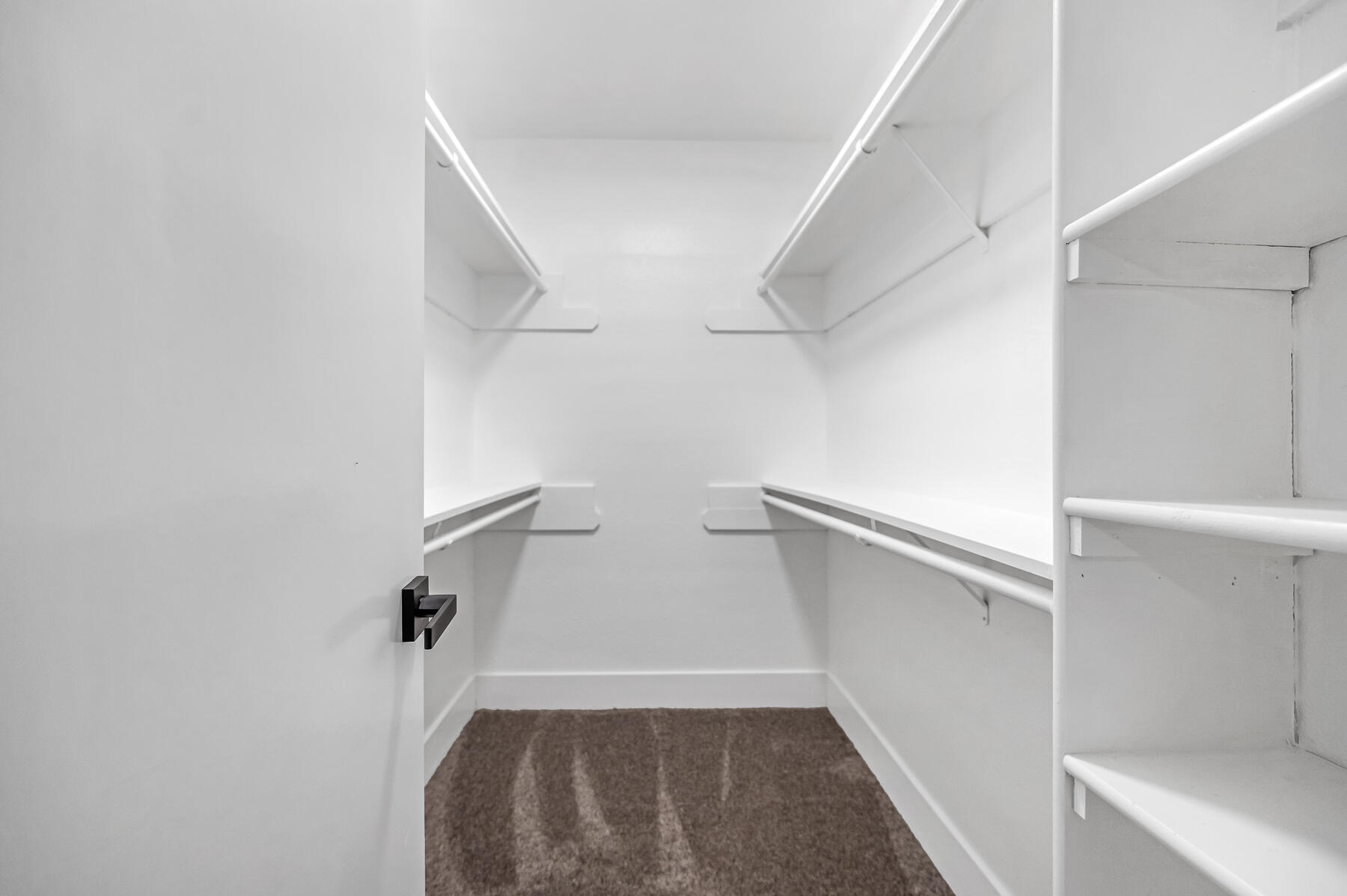 1828 S Hillcrest Dr, Visalia, CA 93292