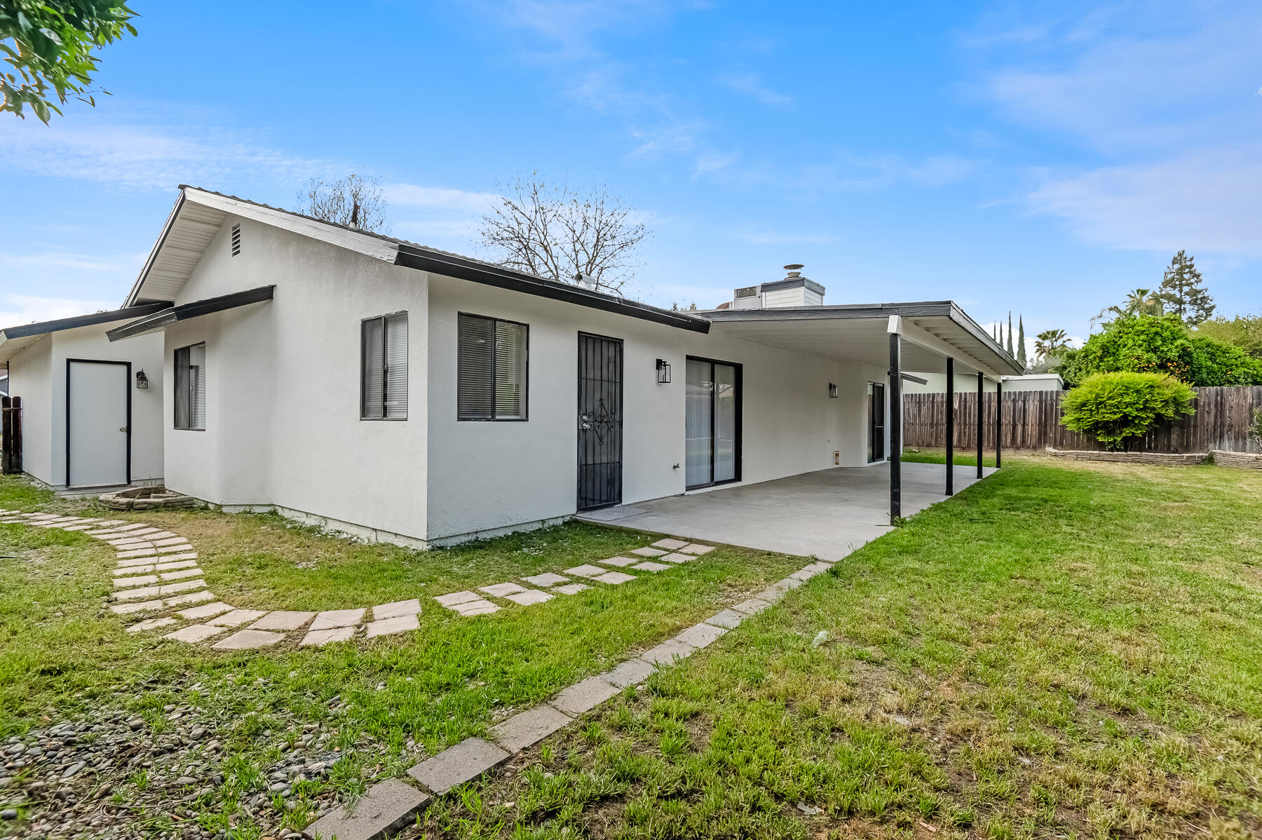 1828 S Hillcrest Dr, Visalia, CA 93292