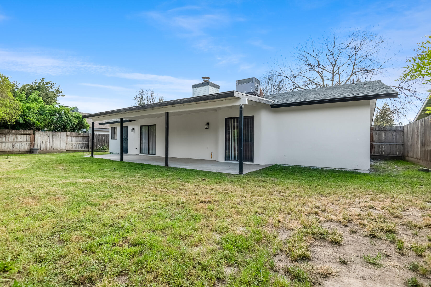 1828 S Hillcrest Dr, Visalia, CA 93292