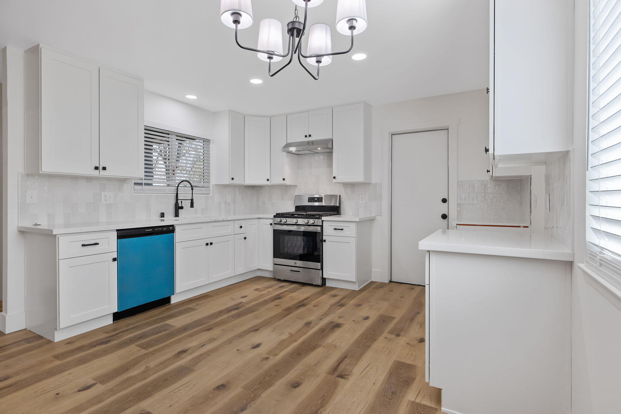 1631 S Michael Ct, Visalia, CA 93292