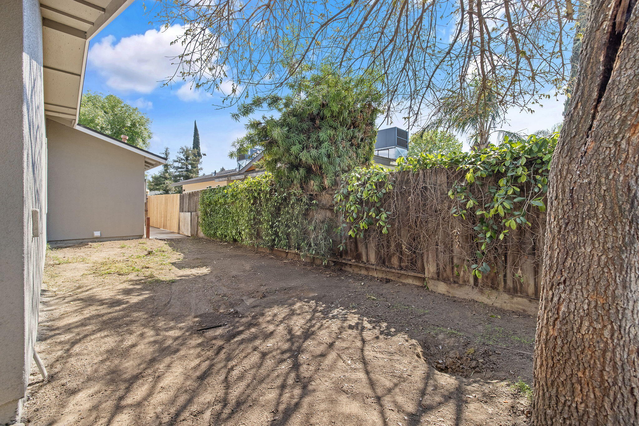 1631 S Michael Ct, Visalia, CA 93292