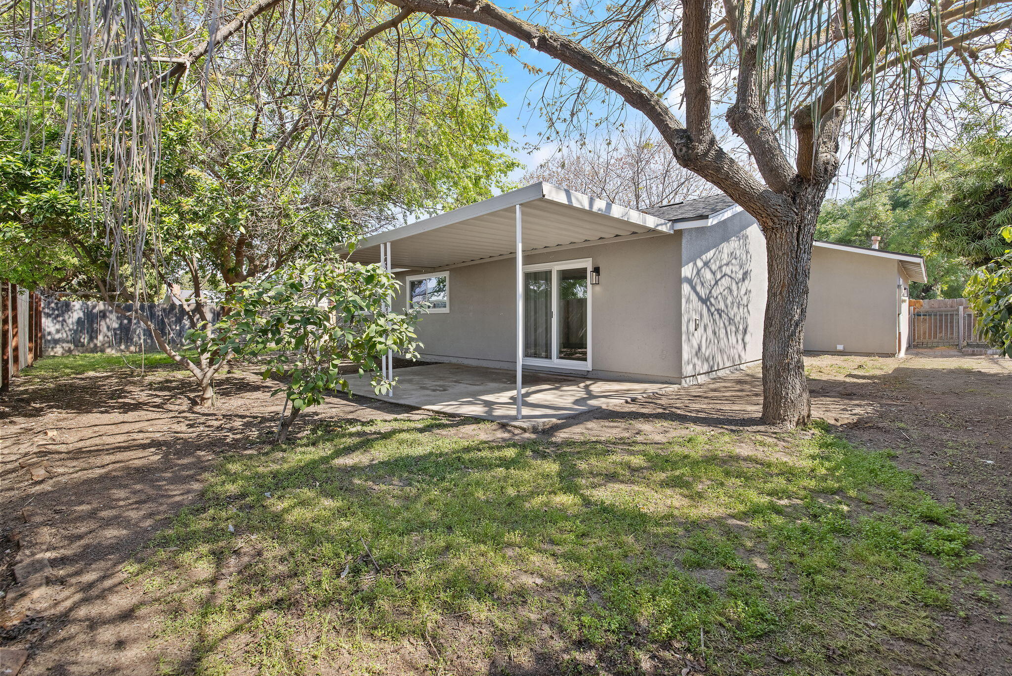 1631 S Michael Ct, Visalia, CA 93292