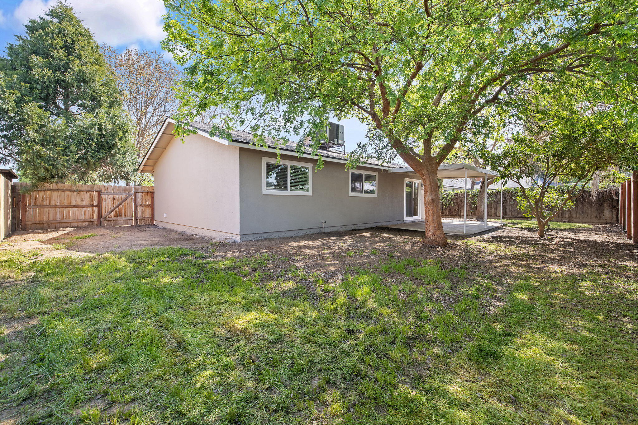 1631 S Michael Ct, Visalia, CA 93292