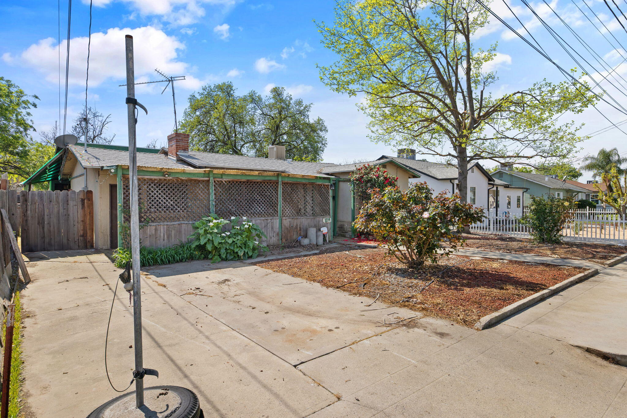 1019 E Laurel Ave, Visalia, CA 93292