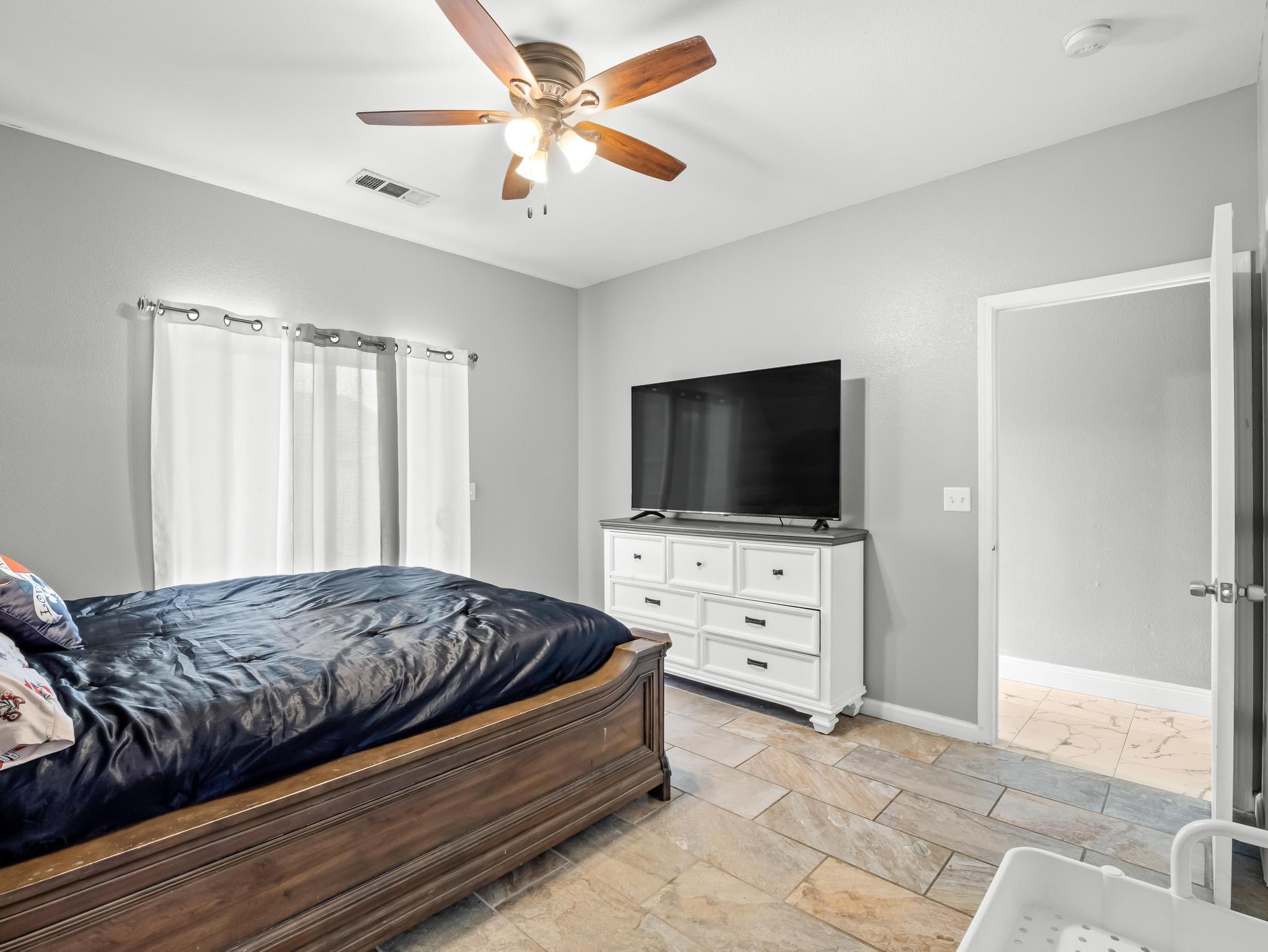 337 Ramona St, Orange Cove, CA 93646