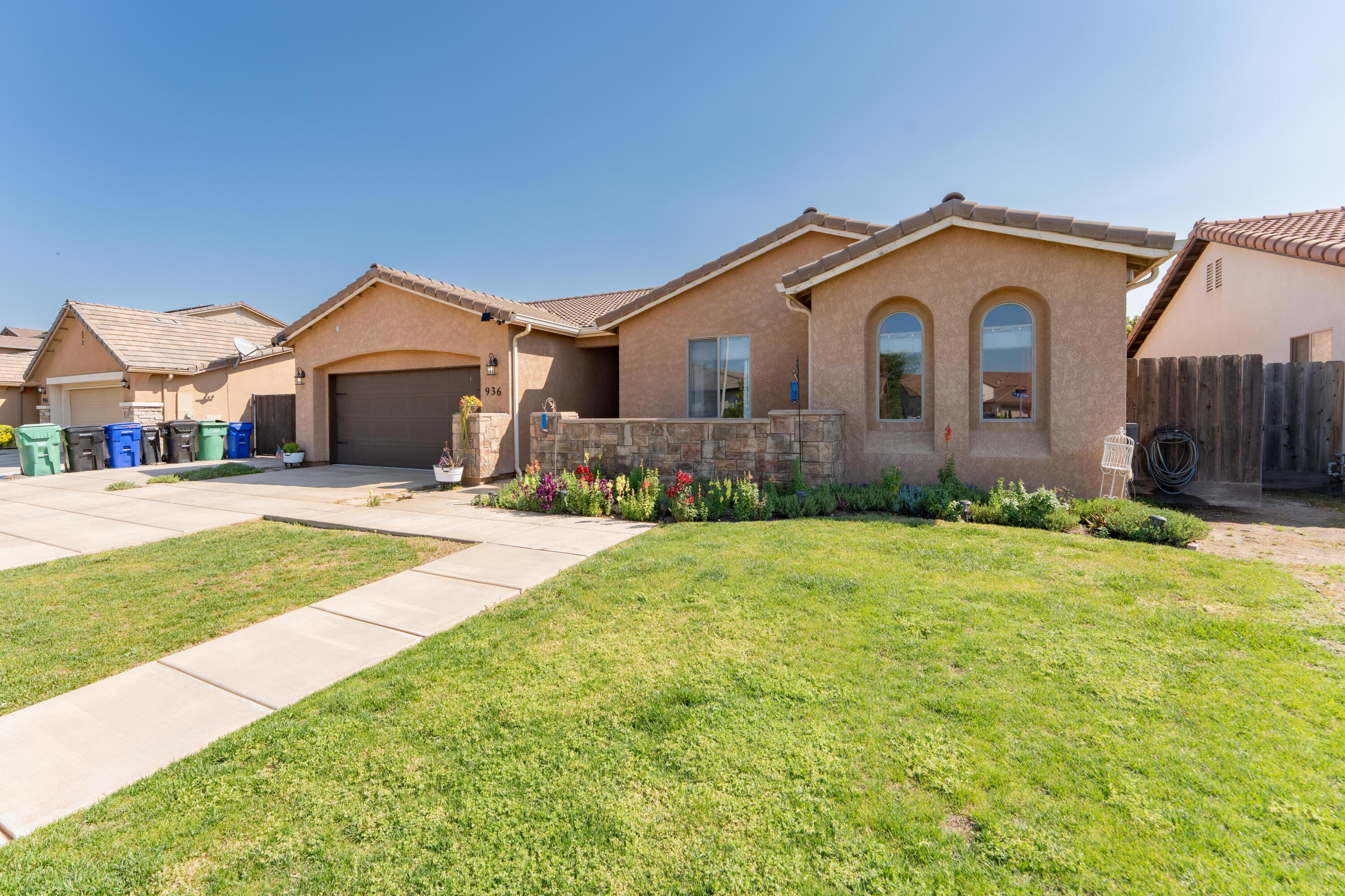 936 N Red Oak St, Porterville, CA 93257