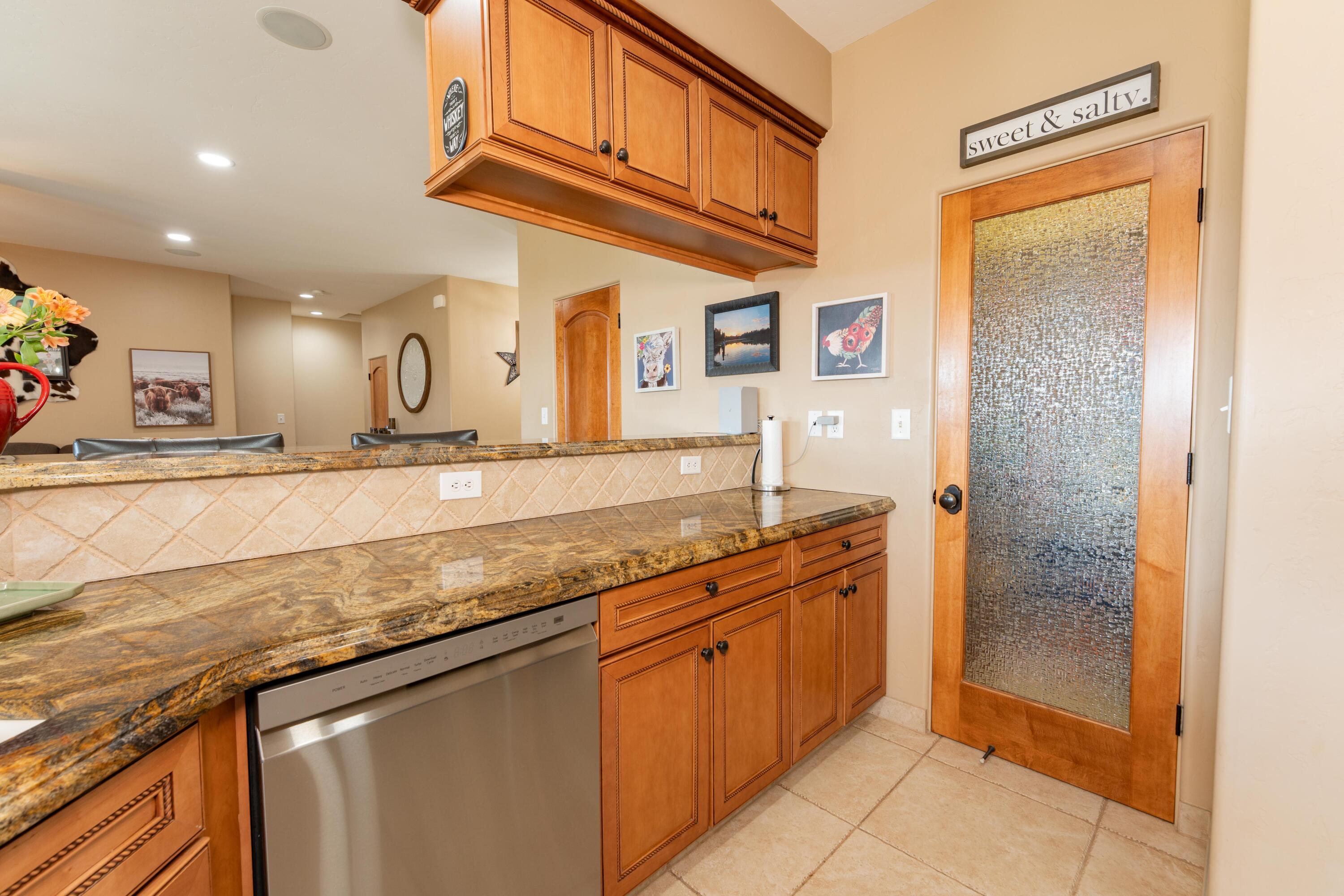 936 N Red Oak St, Porterville, CA 93257