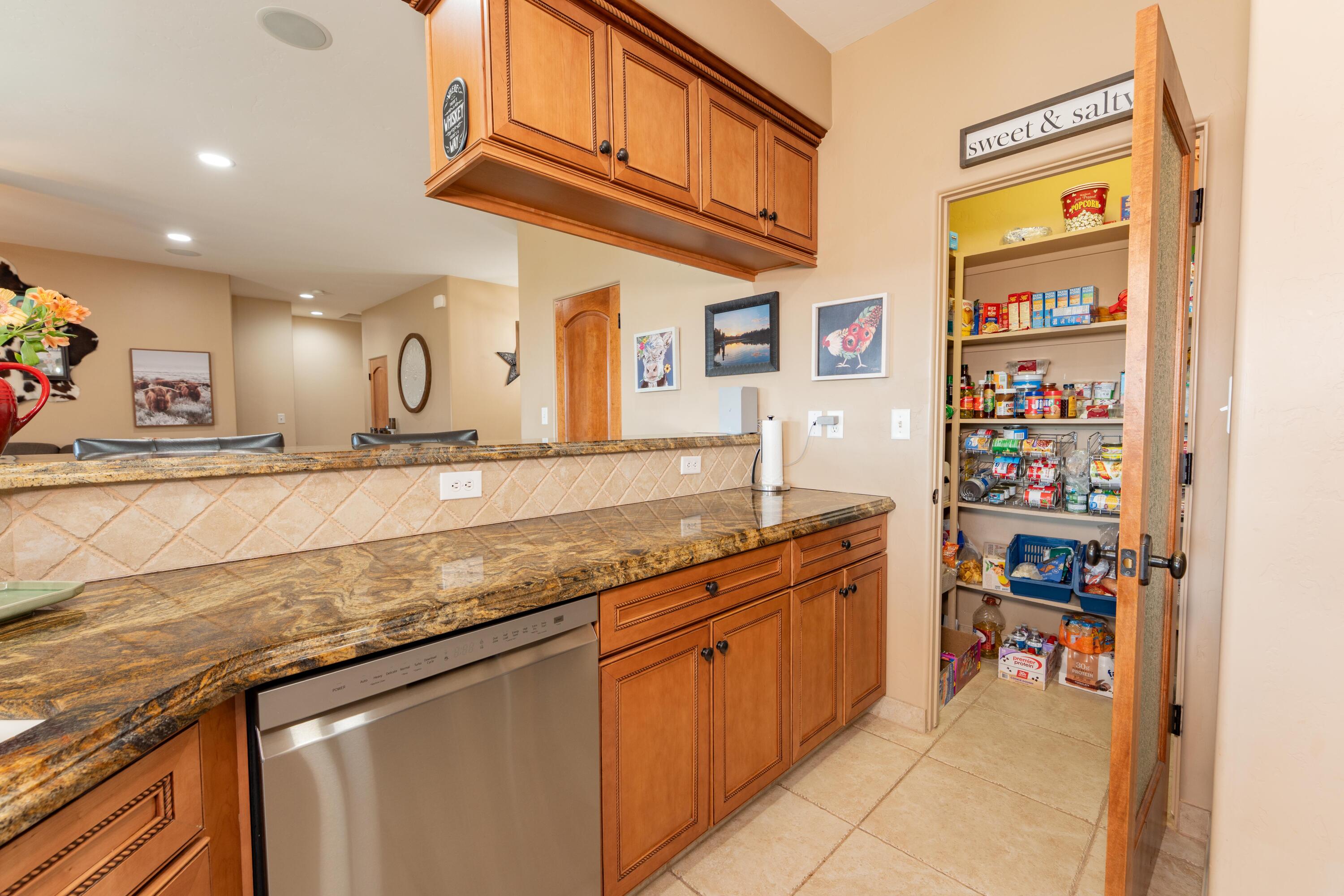 936 N Red Oak St, Porterville, CA 93257