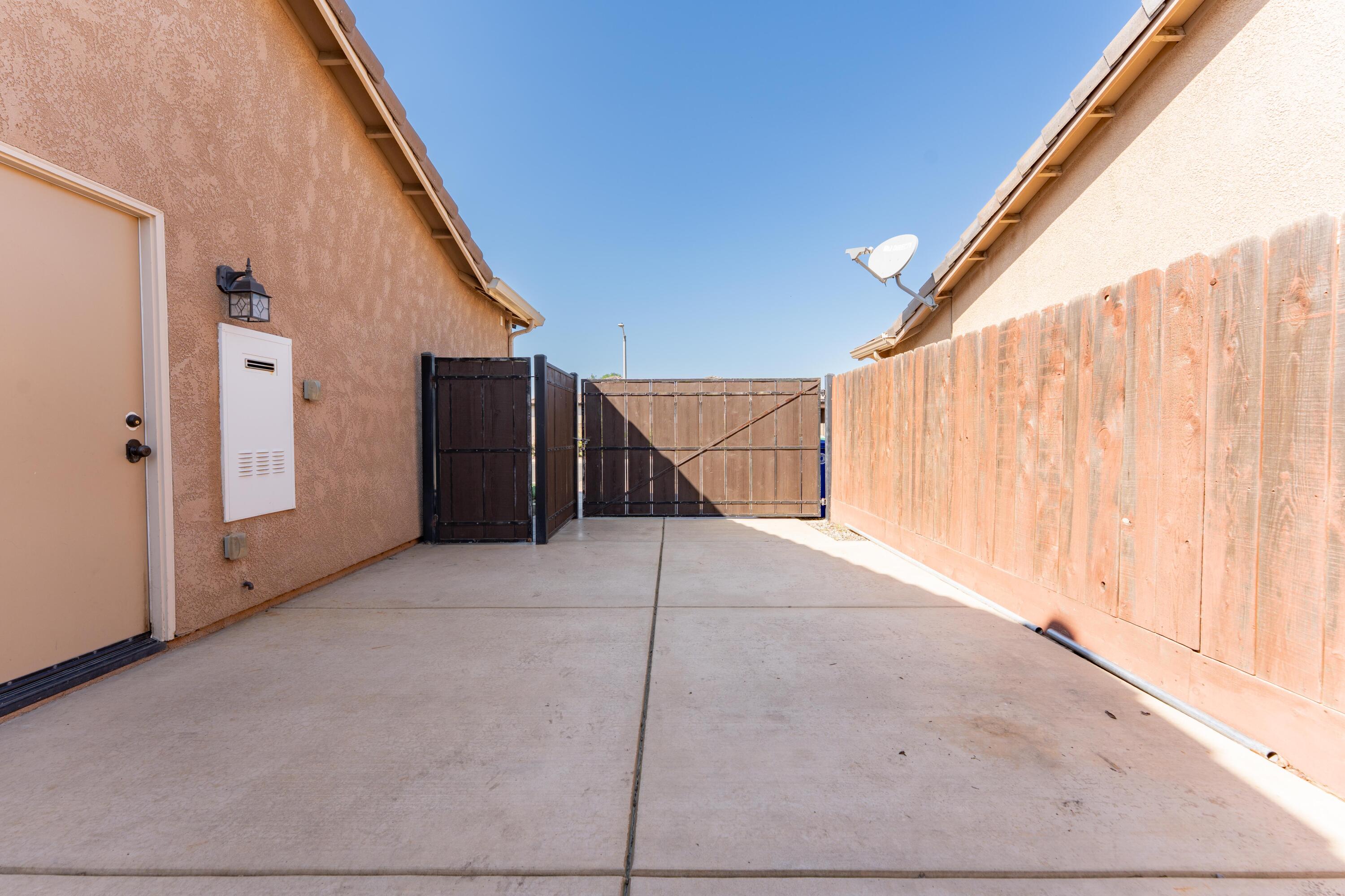 936 N Red Oak St, Porterville, CA 93257