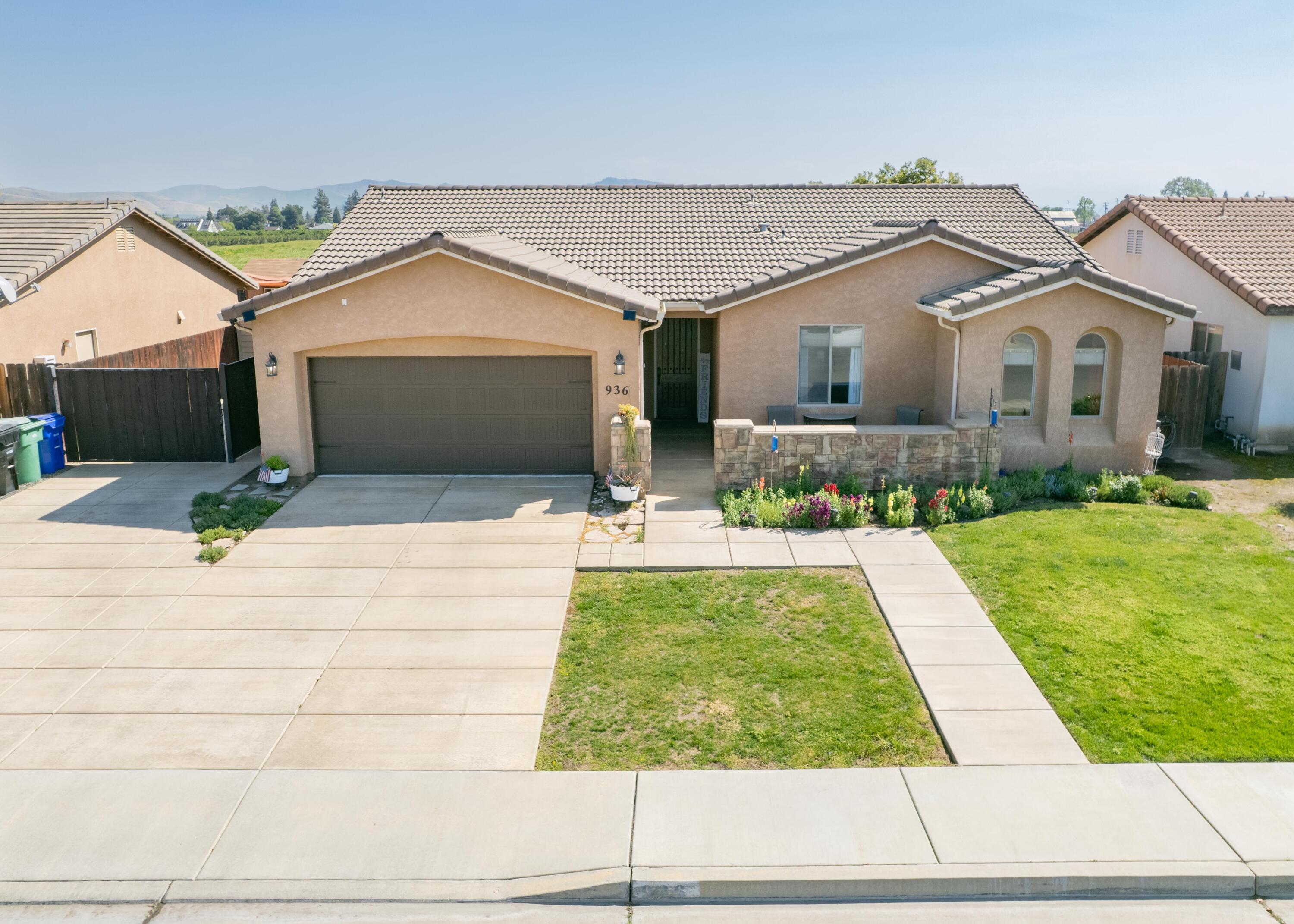 936 N Red Oak St, Porterville, CA 93257