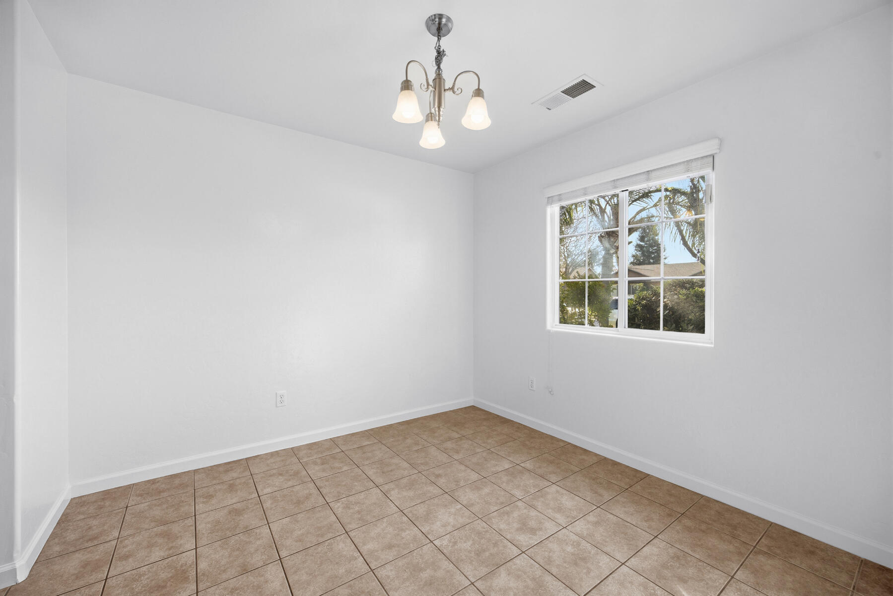 2650 W Sedona Ave, Visalia, CA 93291