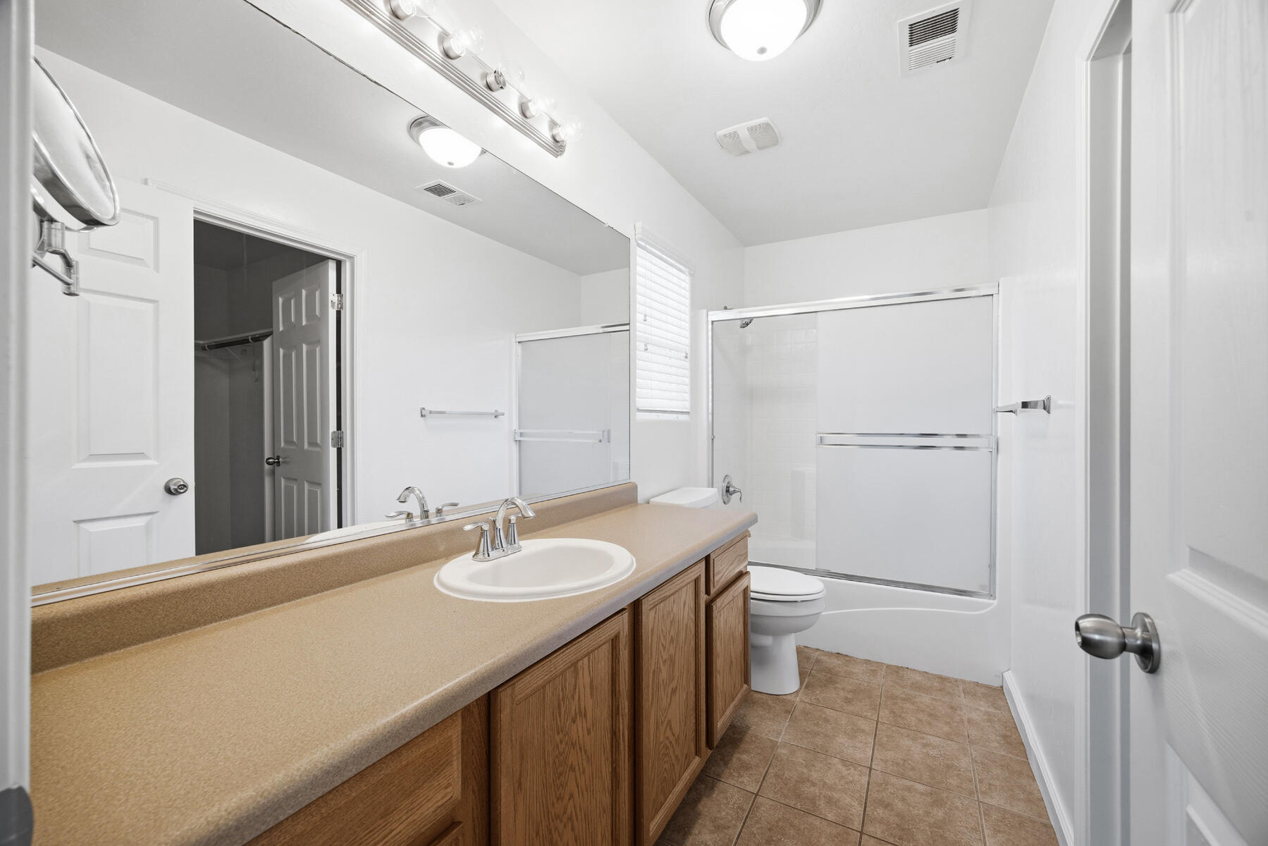 2650 W Sedona Ave, Visalia, CA 93291