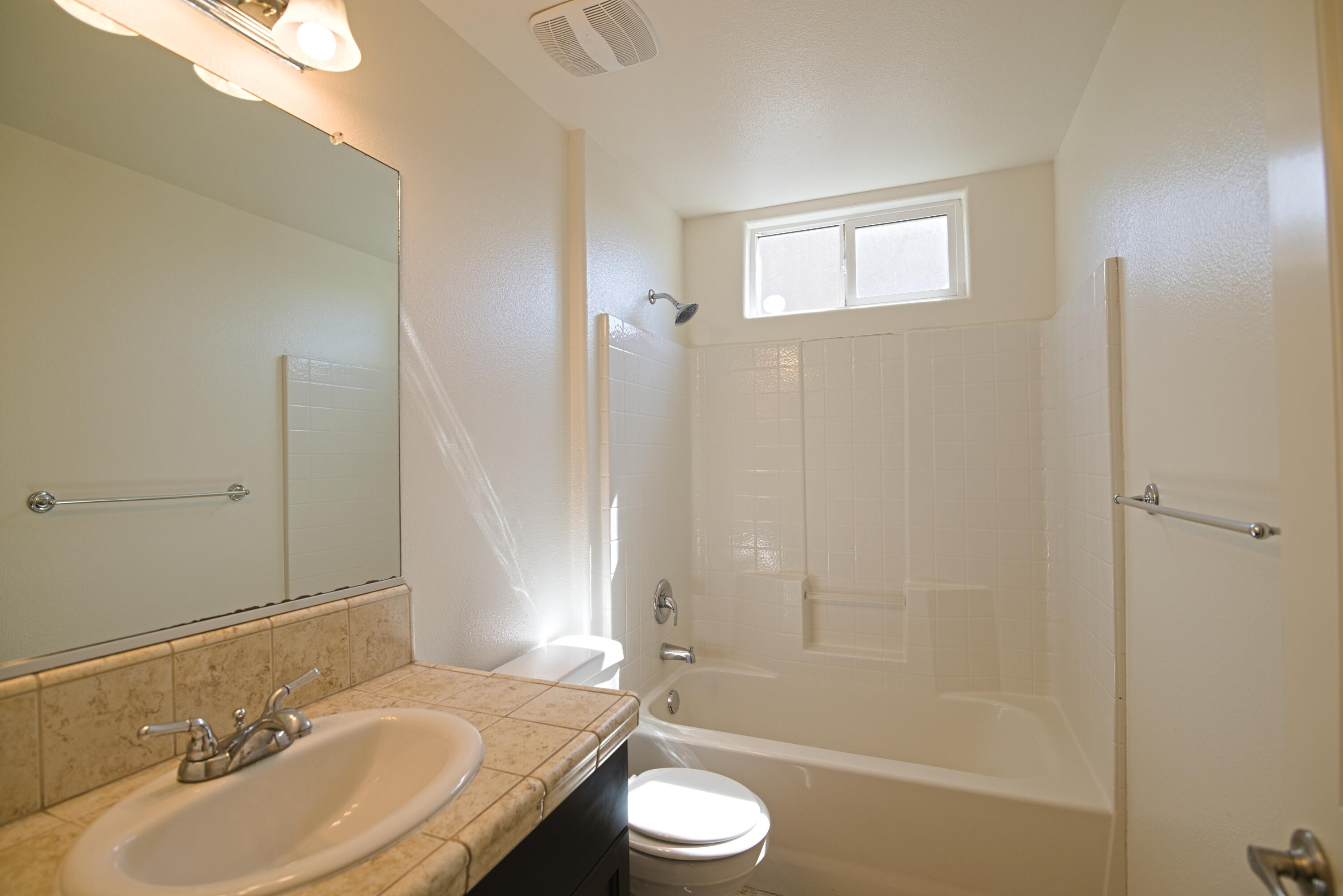 2160 N Stokes Ct, Visalia, CA 93291