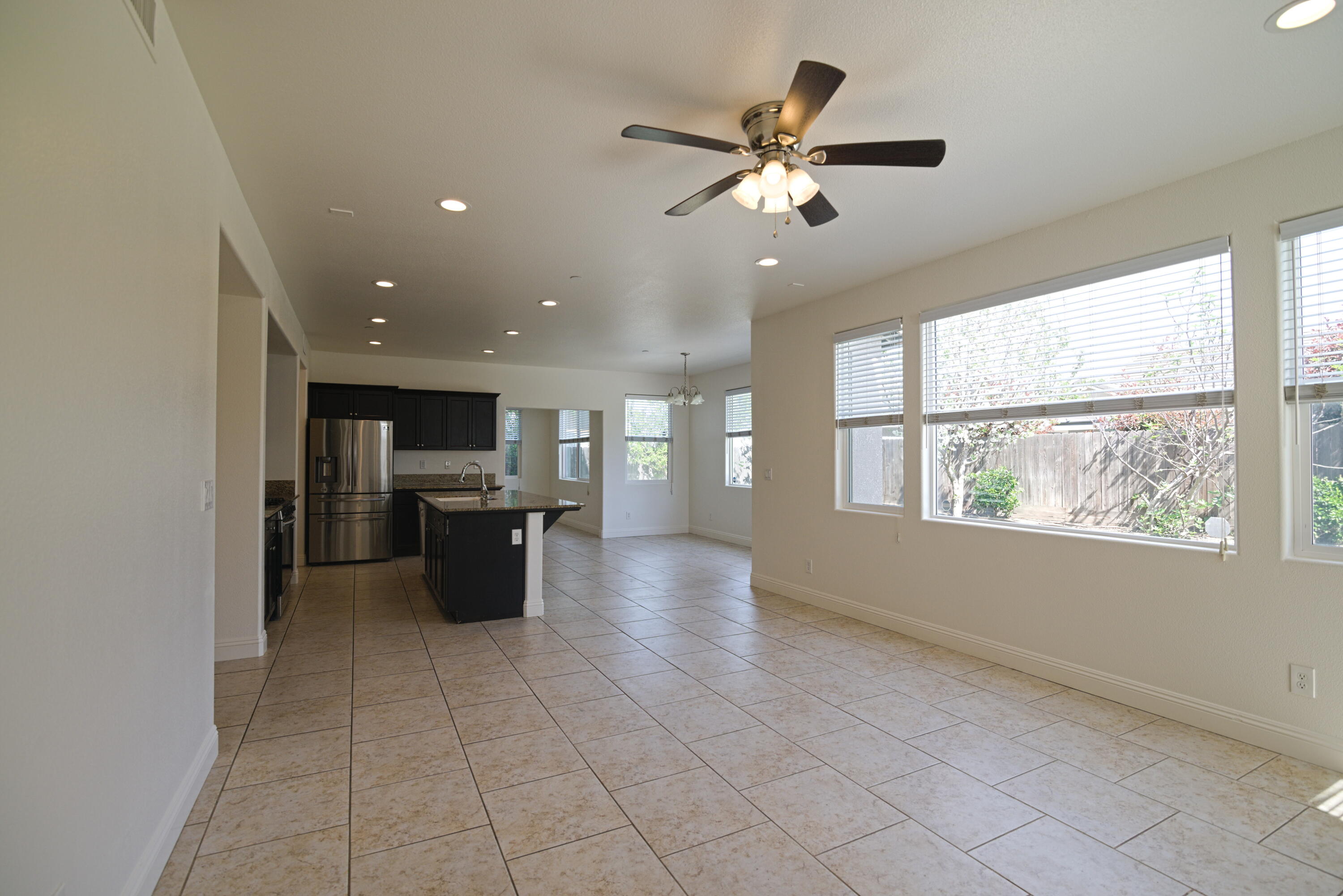 2160 N Stokes Ct, Visalia, CA 93291