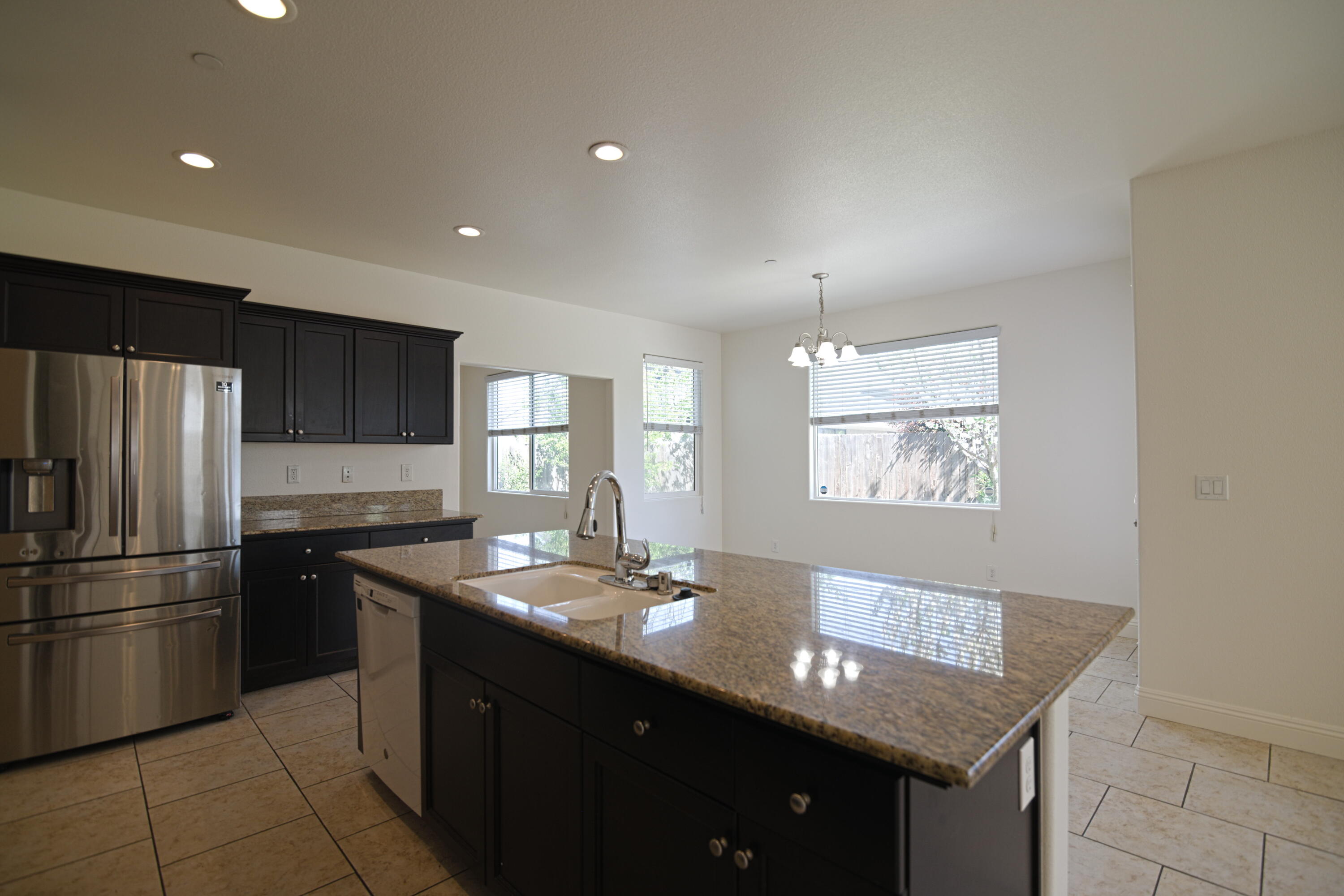 2160 N Stokes Ct, Visalia, CA 93291