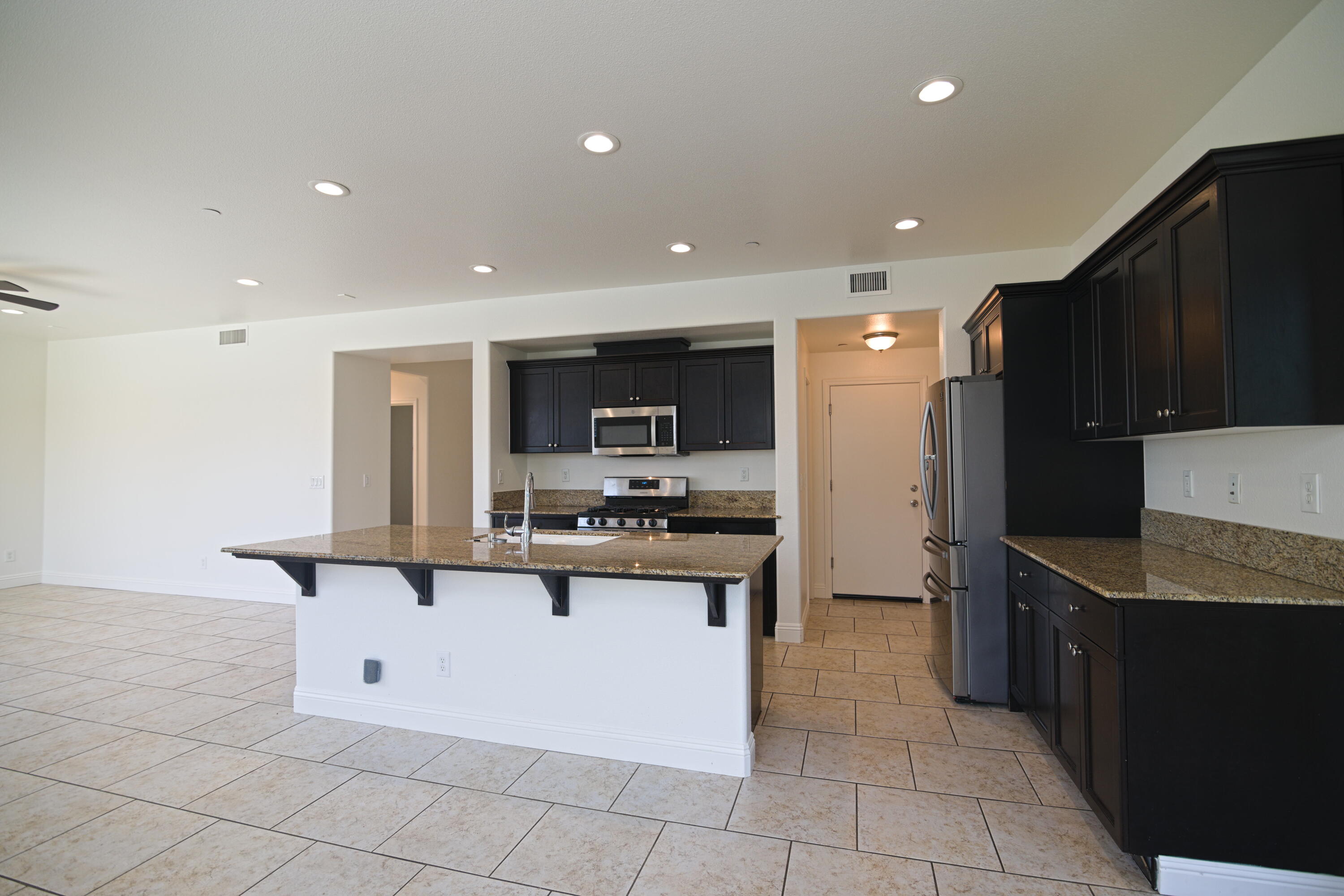 2160 N Stokes Ct, Visalia, CA 93291