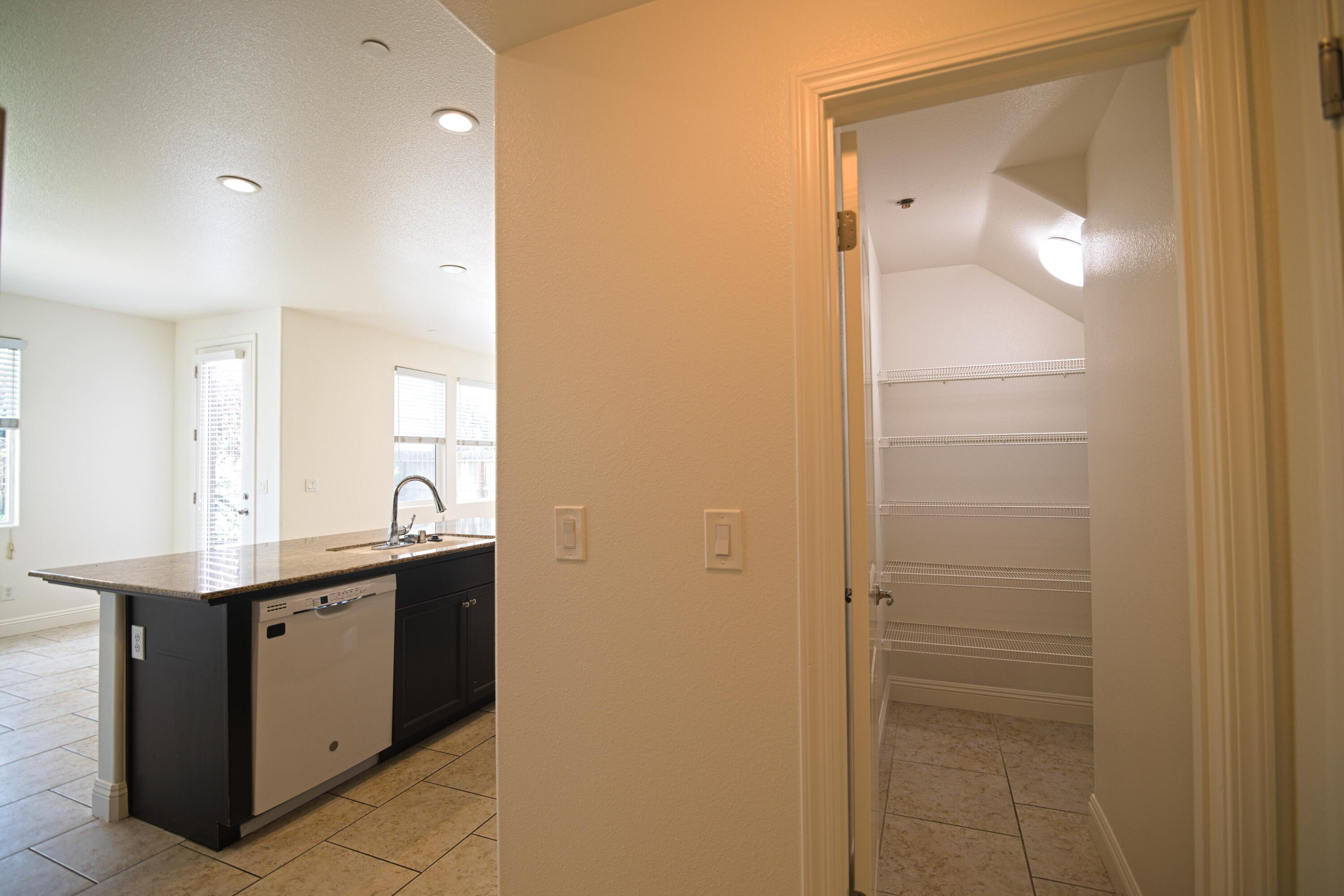 2160 N Stokes Ct, Visalia, CA 93291