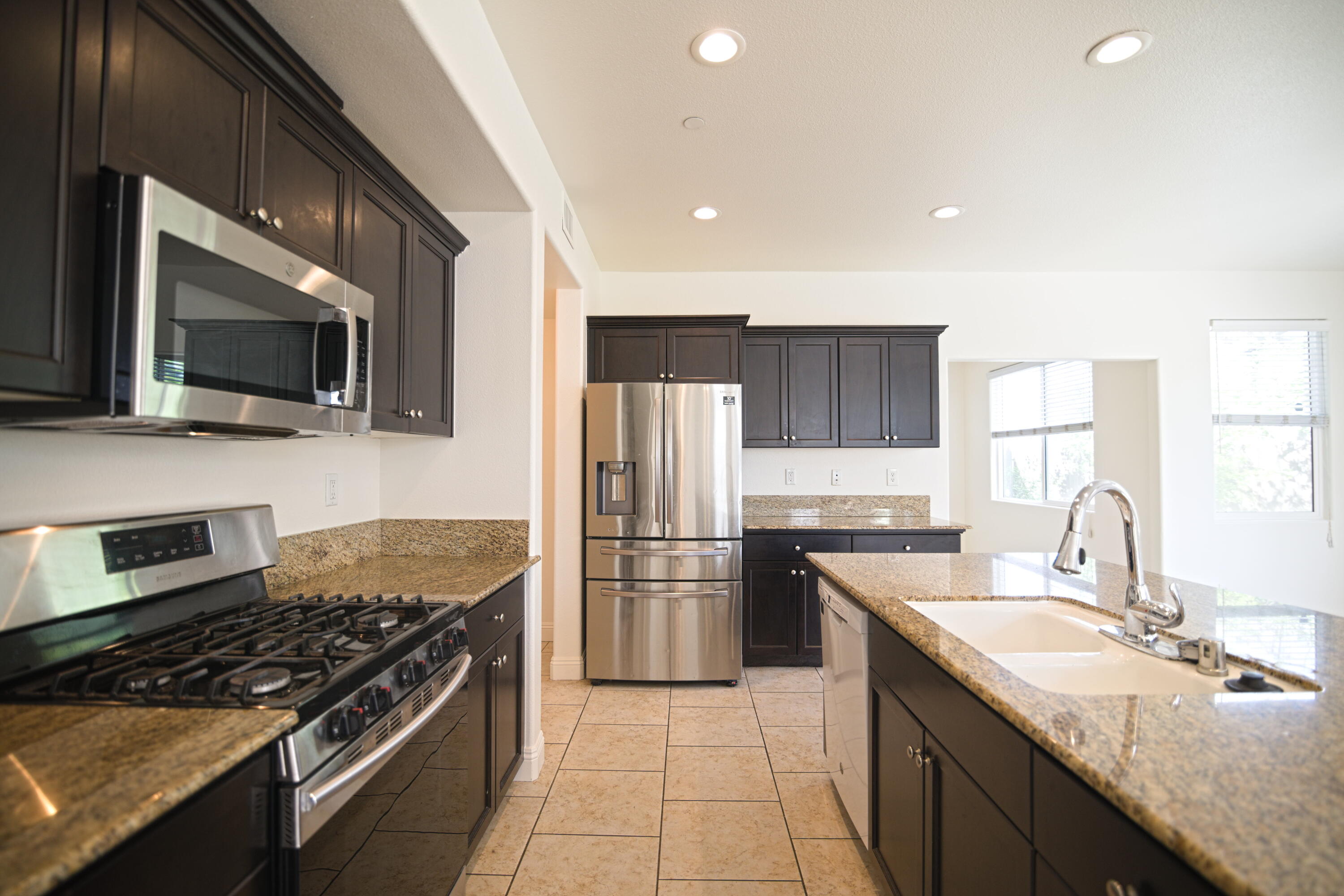 2160 N Stokes Ct, Visalia, CA 93291