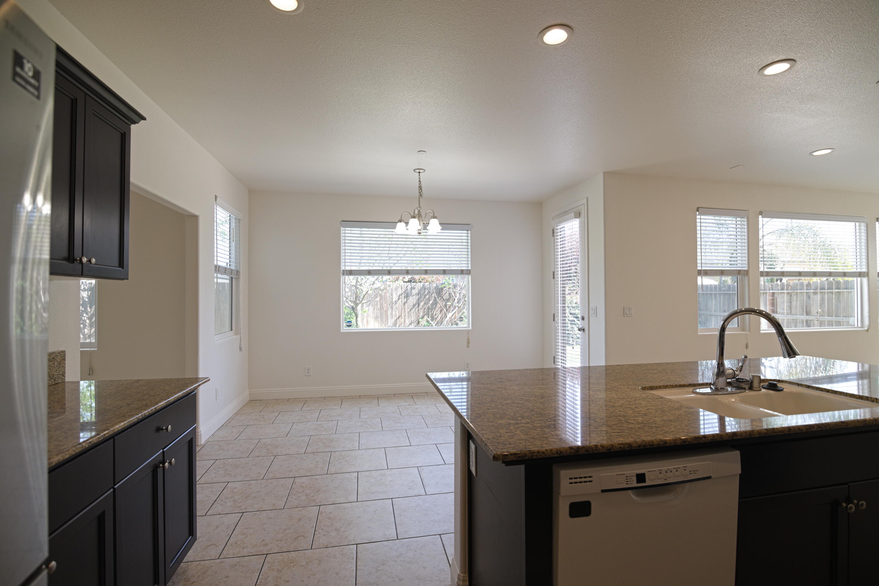 2160 N Stokes Ct, Visalia, CA 93291