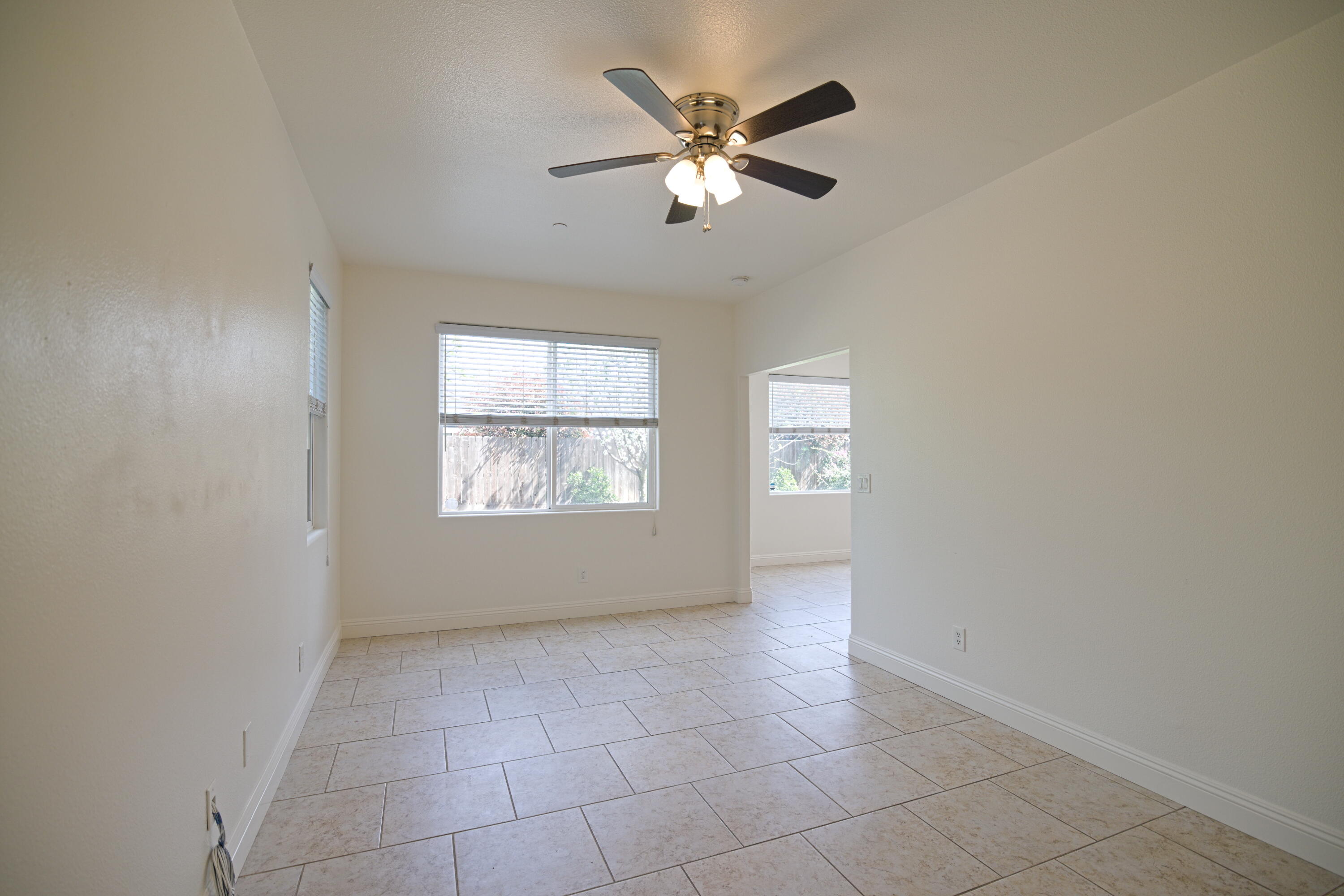 2160 N Stokes Ct, Visalia, CA 93291