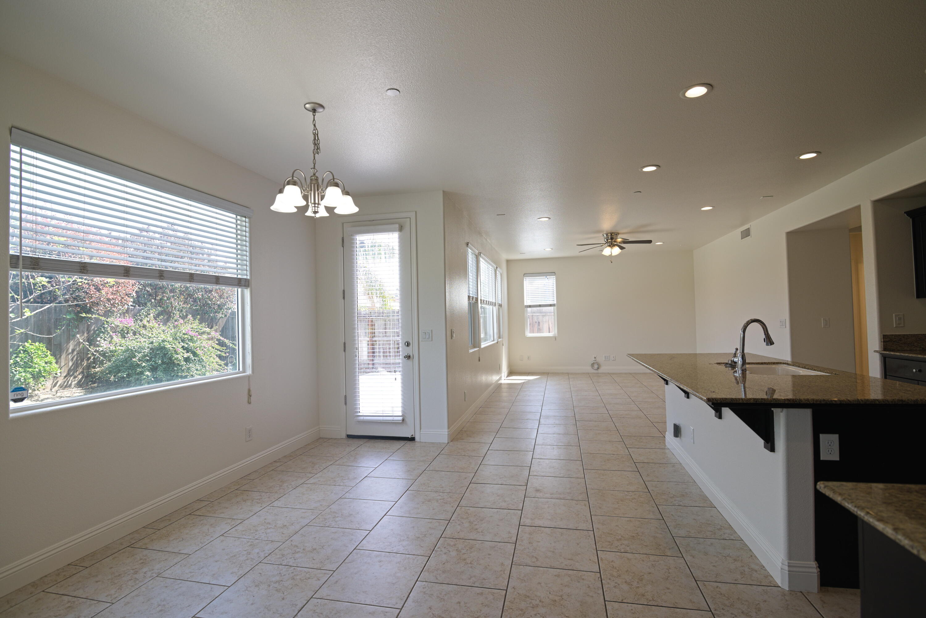 2160 N Stokes Ct, Visalia, CA 93291