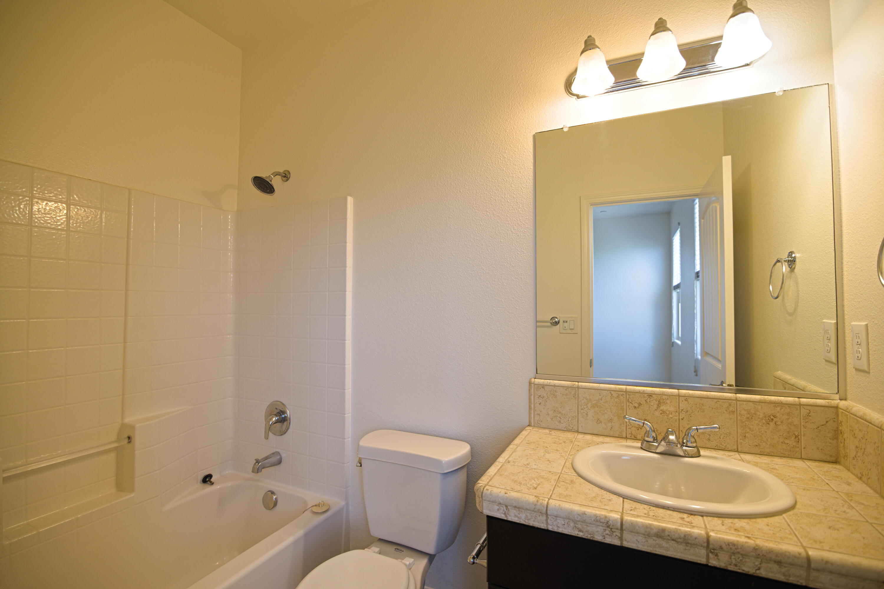 2160 N Stokes Ct, Visalia, CA 93291