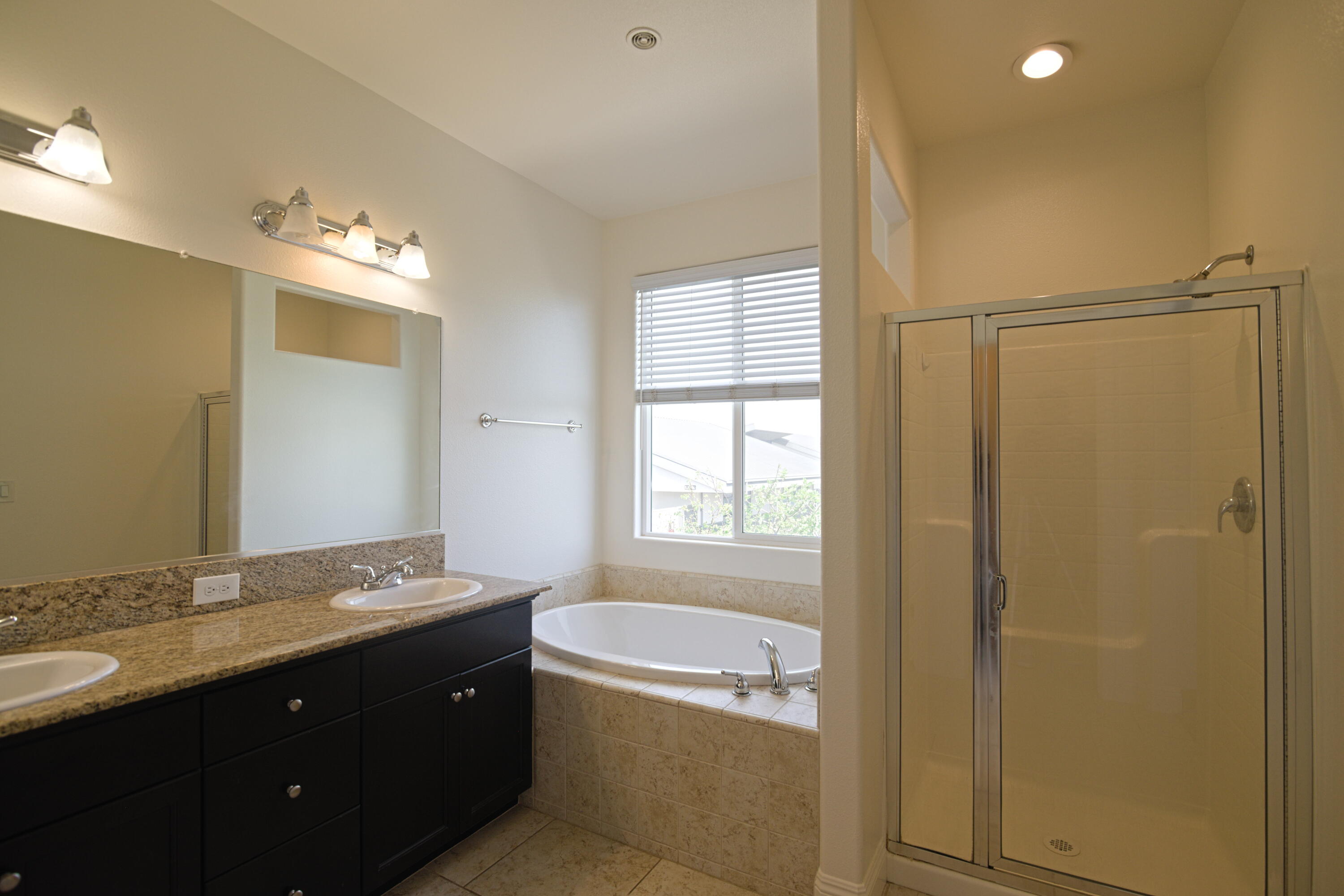 2160 N Stokes Ct, Visalia, CA 93291