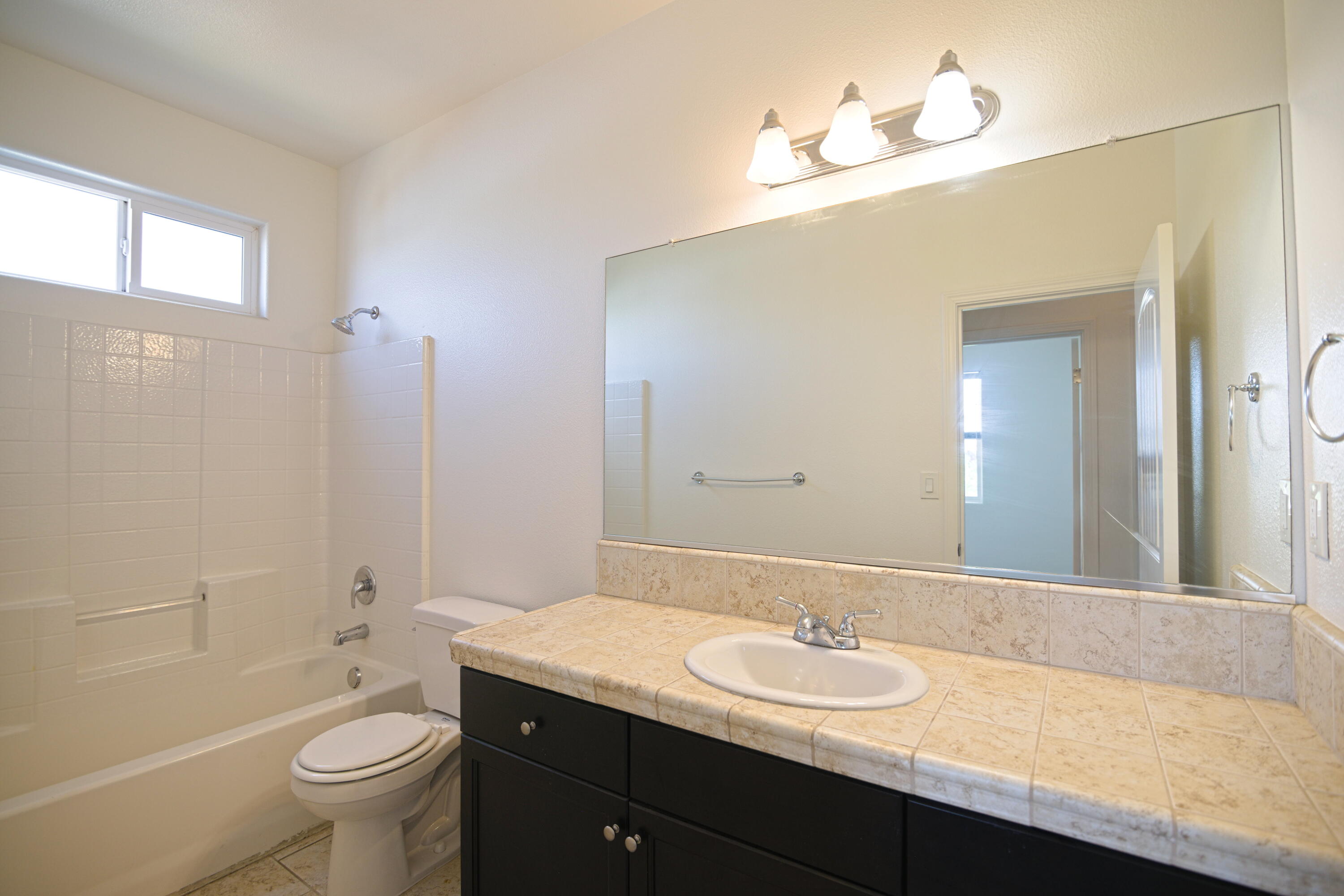 2160 N Stokes Ct, Visalia, CA 93291