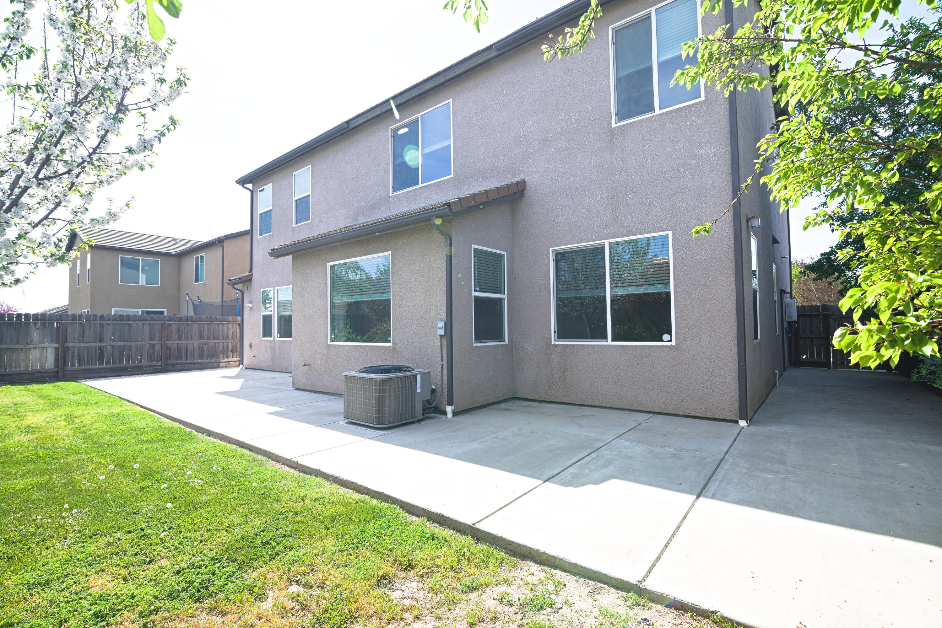 2160 N Stokes Ct, Visalia, CA 93291