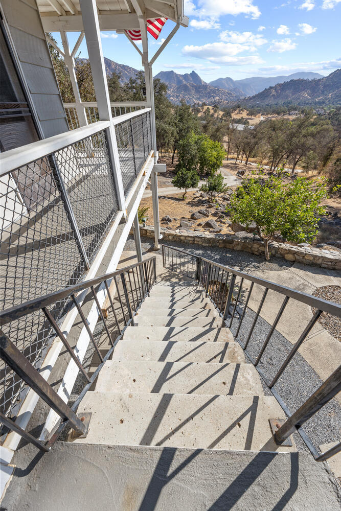 43157 Redstone Ln, Three Rivers, CA 93271