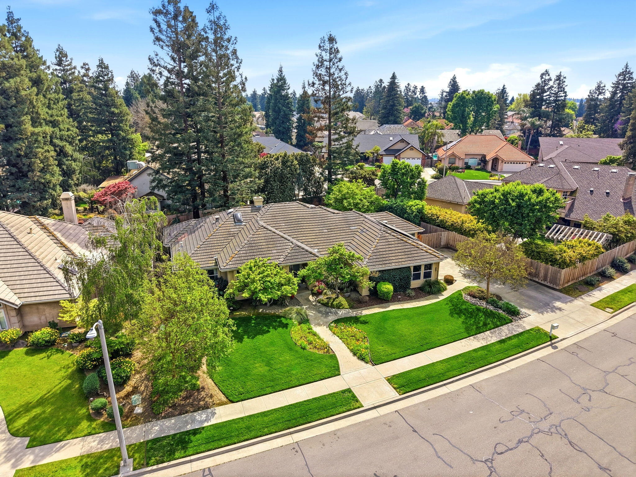 2134 SW Cottonwood Cir, Visalia, CA 93277