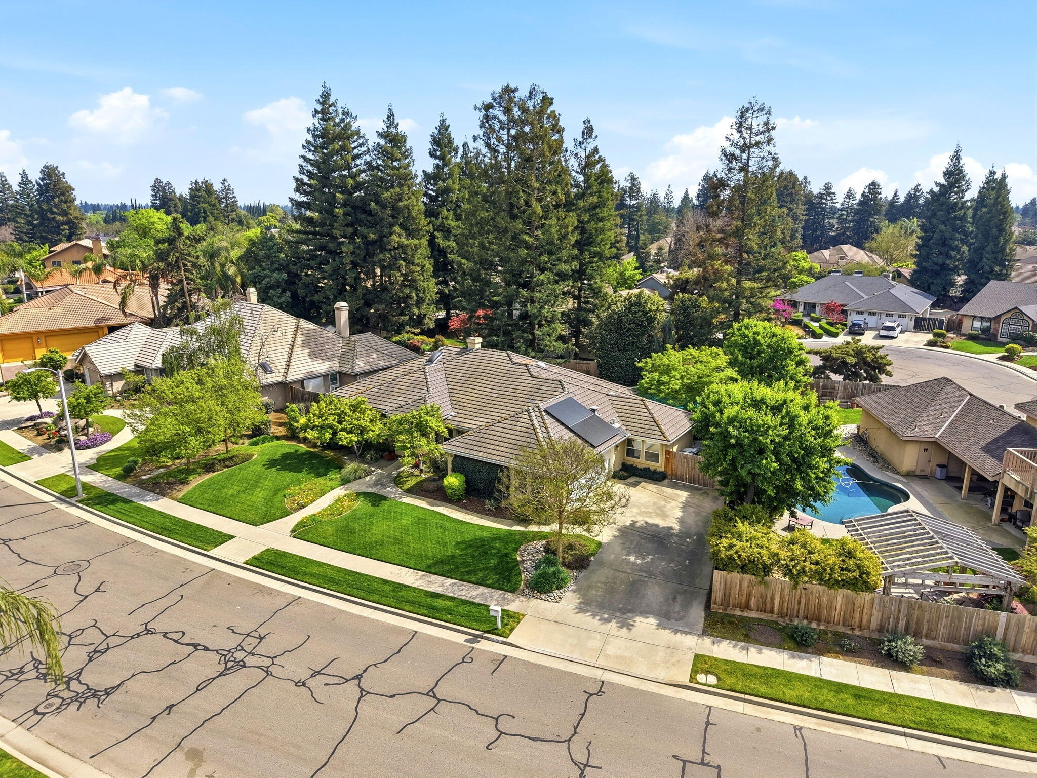 2134 SW Cottonwood Cir, Visalia, CA 93277