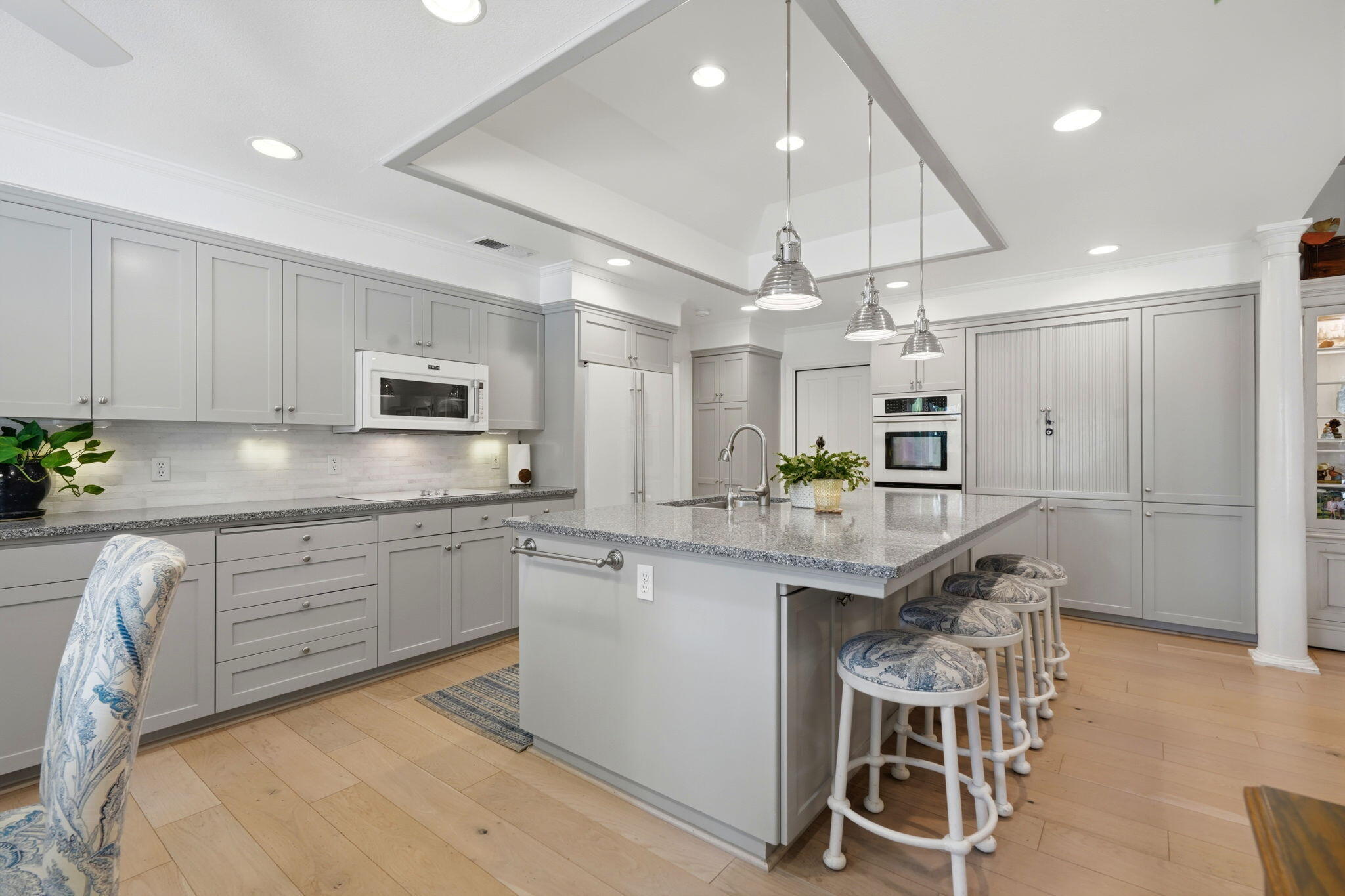 2134 SW Cottonwood Cir, Visalia, CA 93277