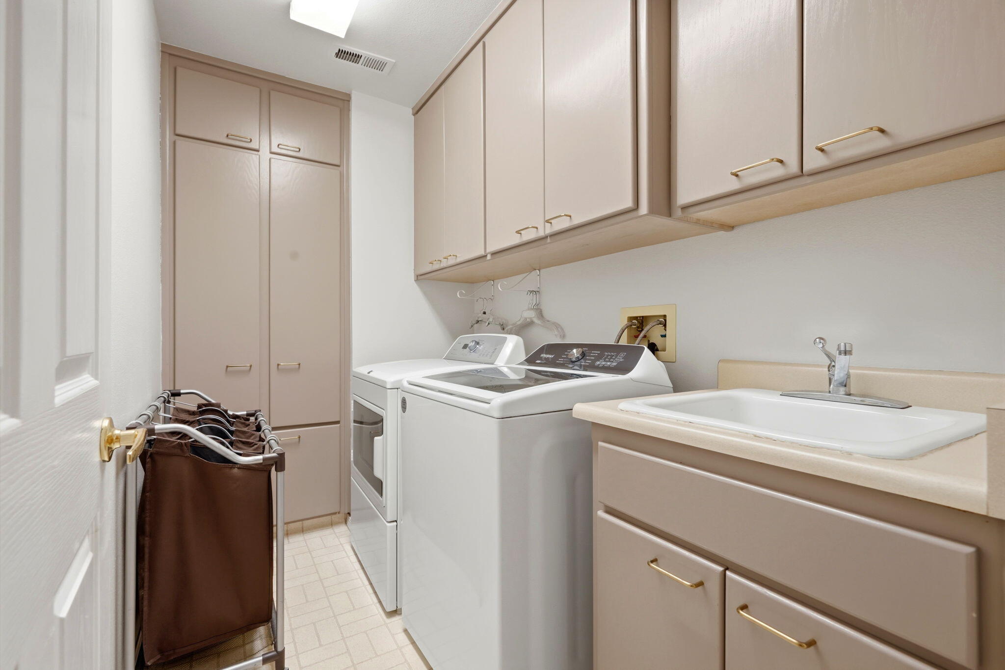 2134 SW Cottonwood Cir, Visalia, CA 93277