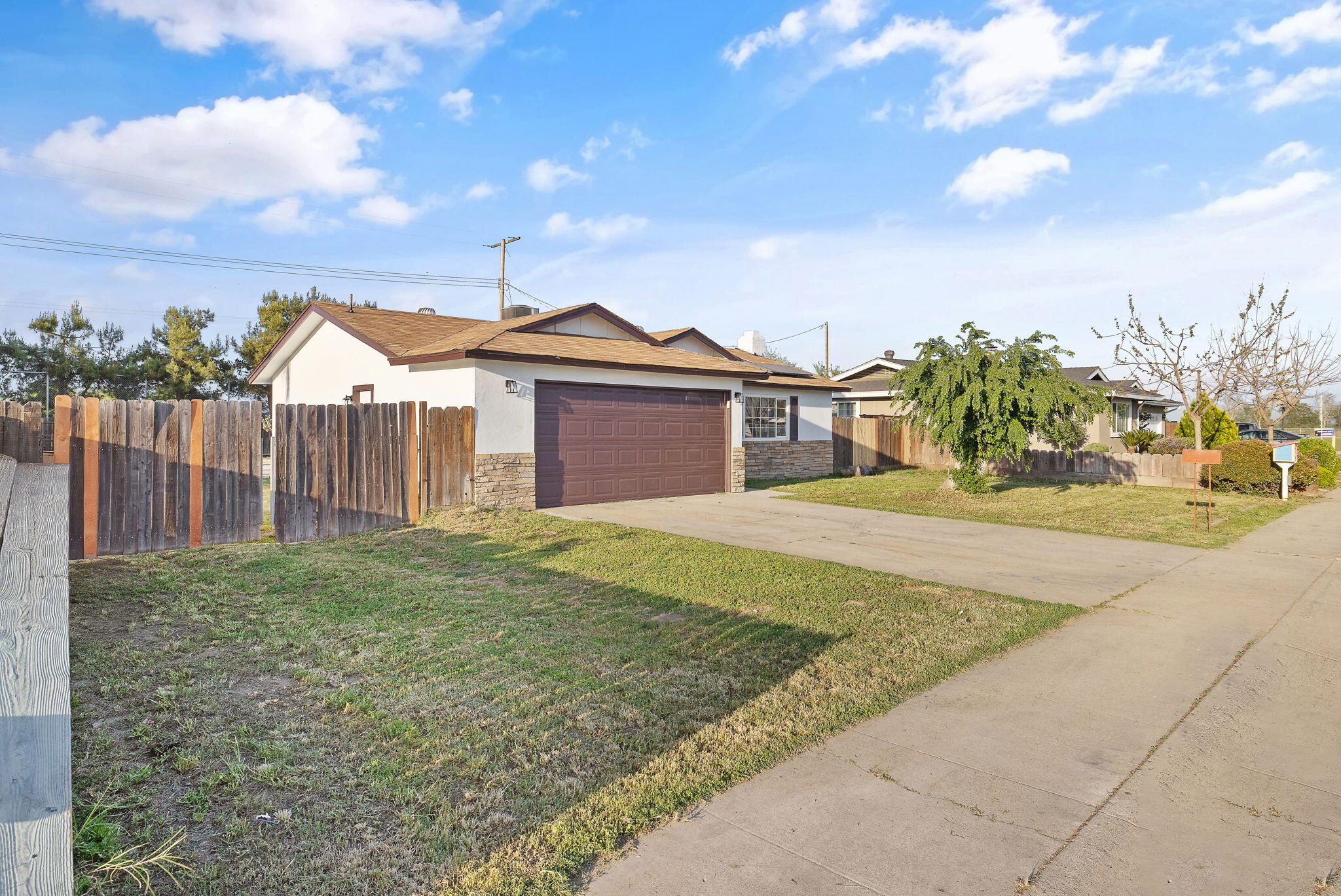 444 E Citrus Dr, Farmersville, CA 93223