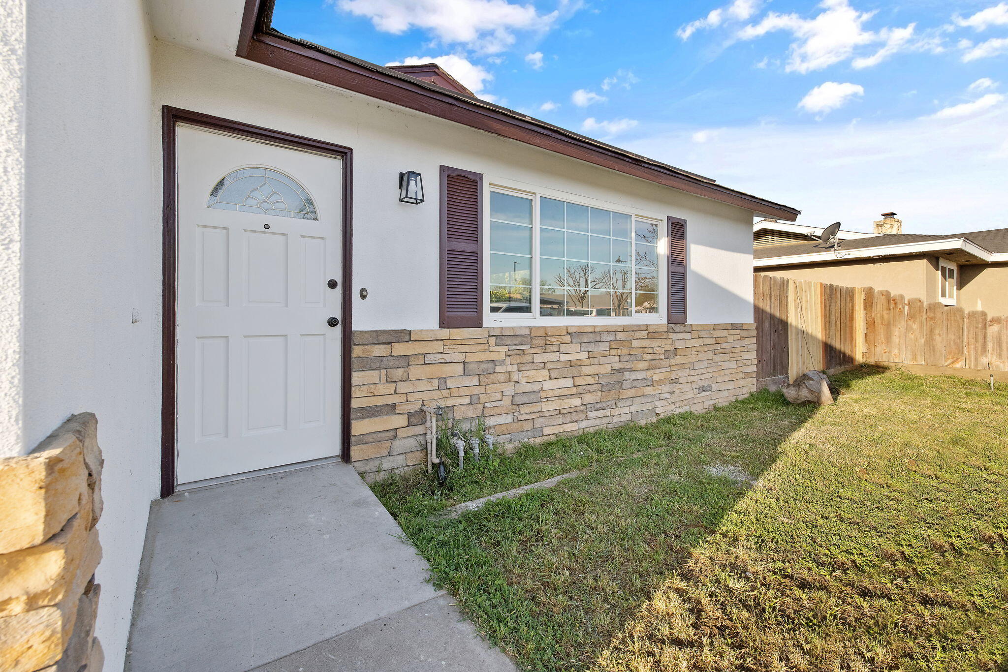 444 E Citrus Dr, Farmersville, CA 93223