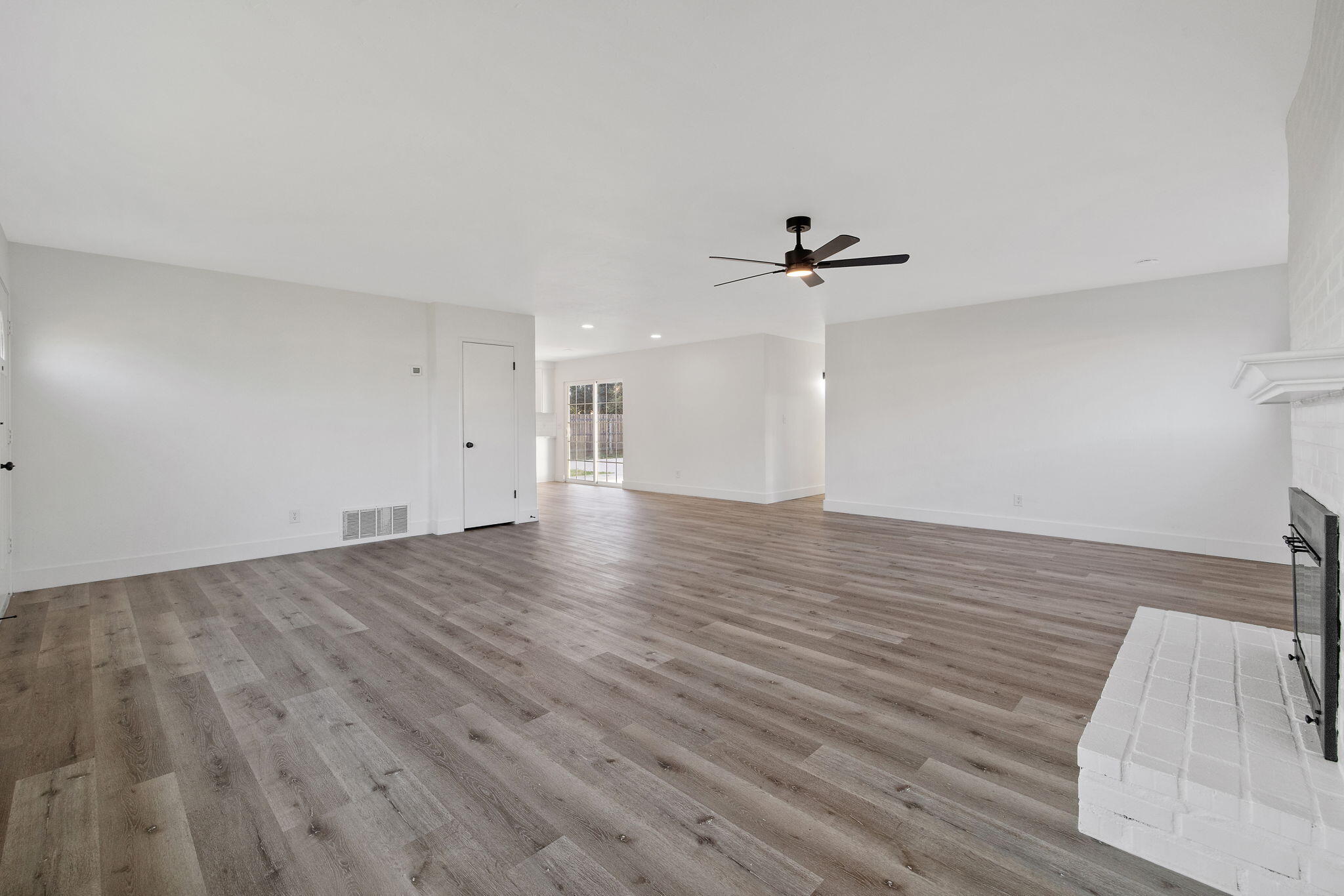 444 E Citrus Dr, Farmersville, CA 93223