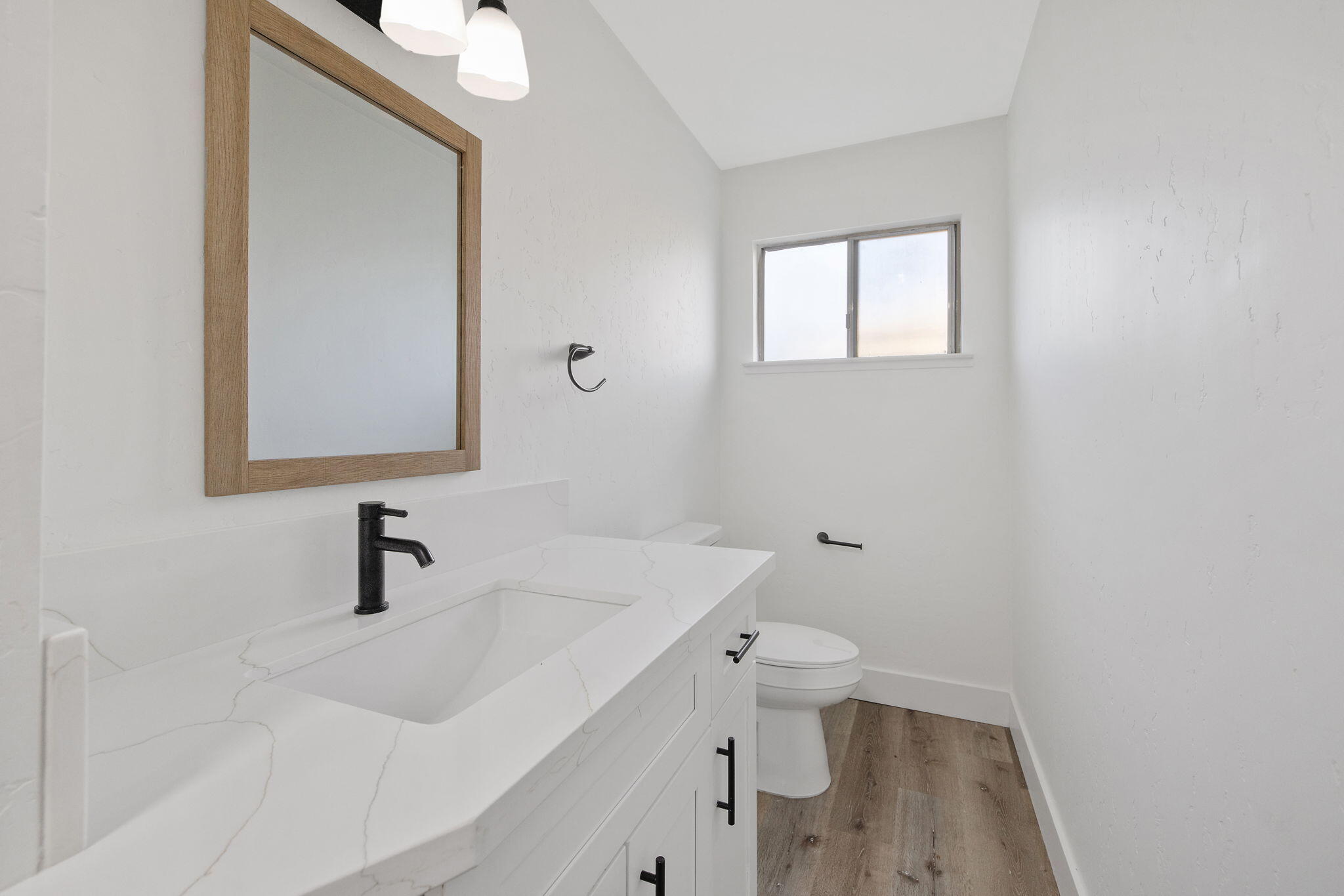 444 E Citrus Dr, Farmersville, CA 93223