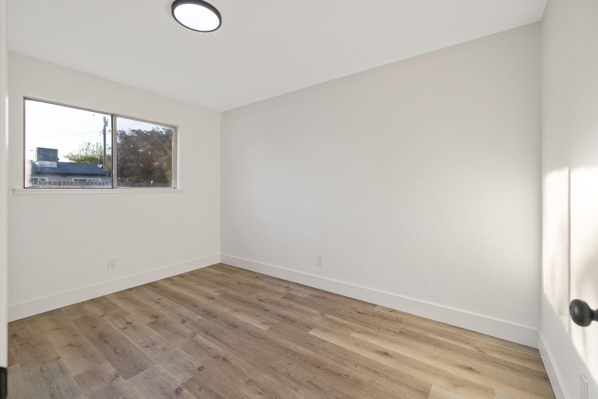 444 E Citrus Dr, Farmersville, CA 93223