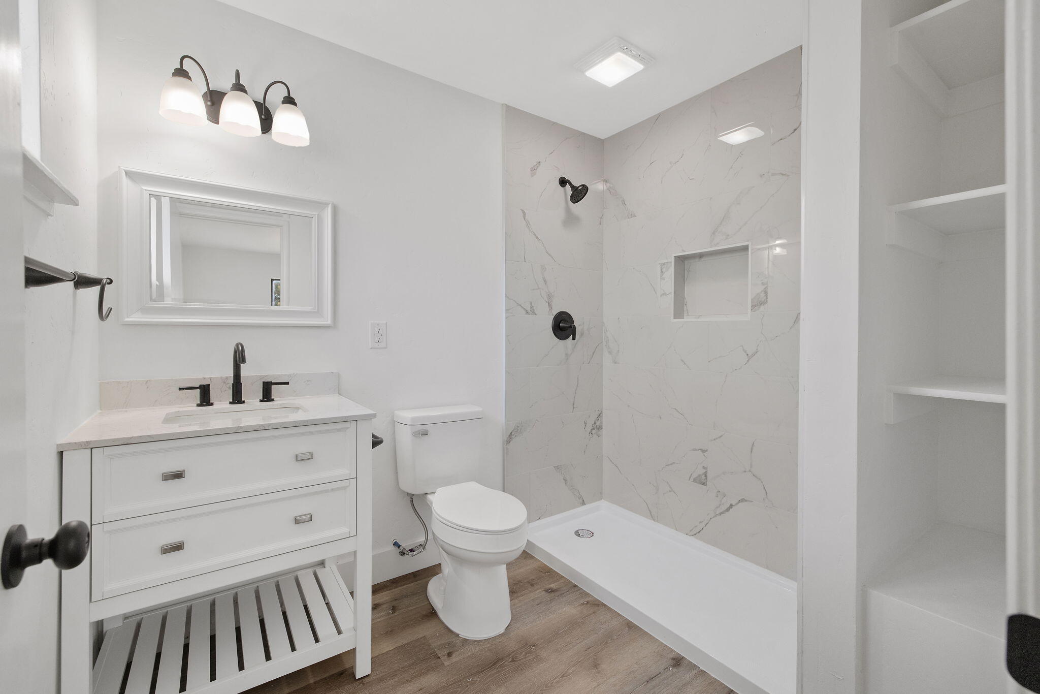 444 E Citrus Dr, Farmersville, CA 93223