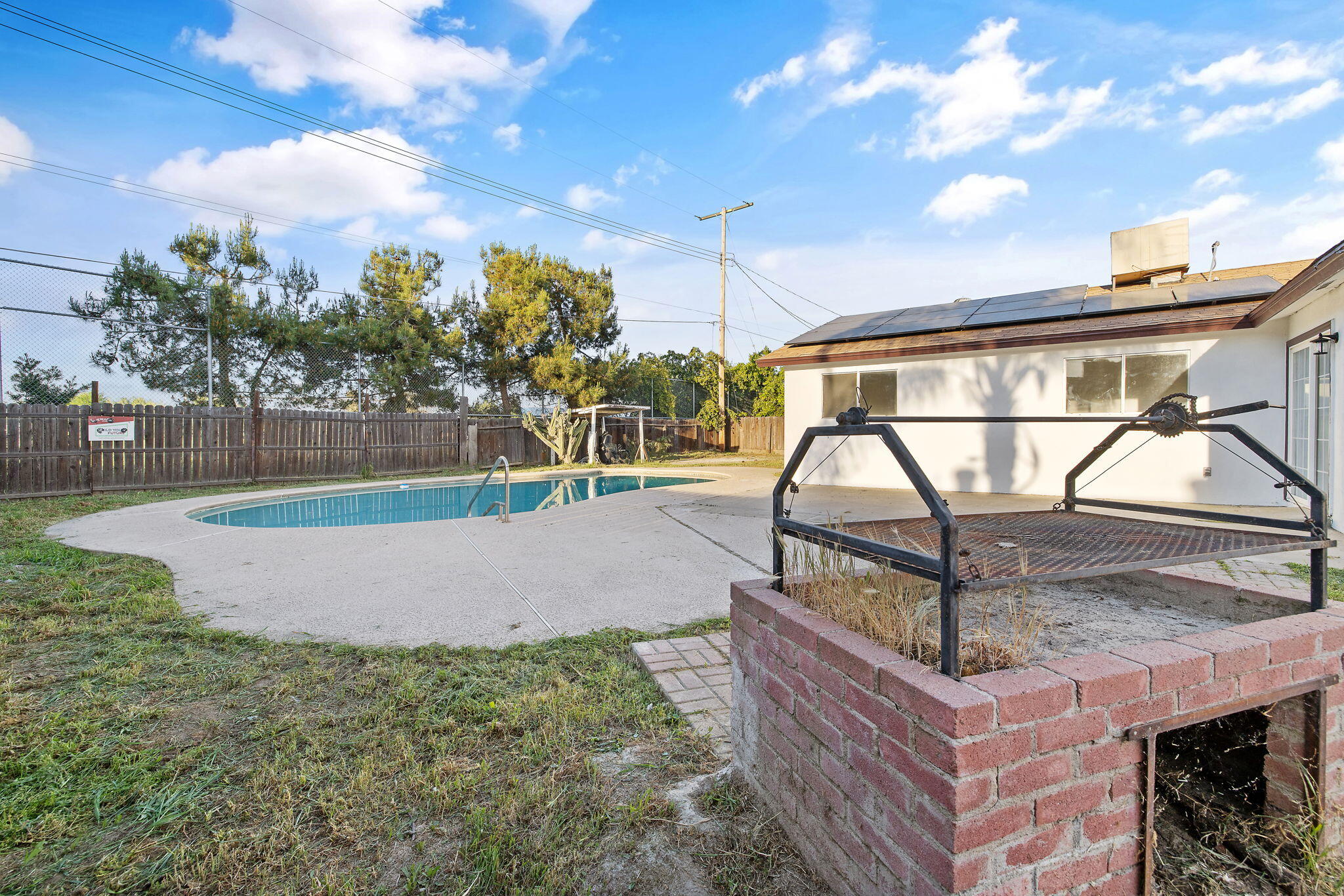 444 E Citrus Dr, Farmersville, CA 93223