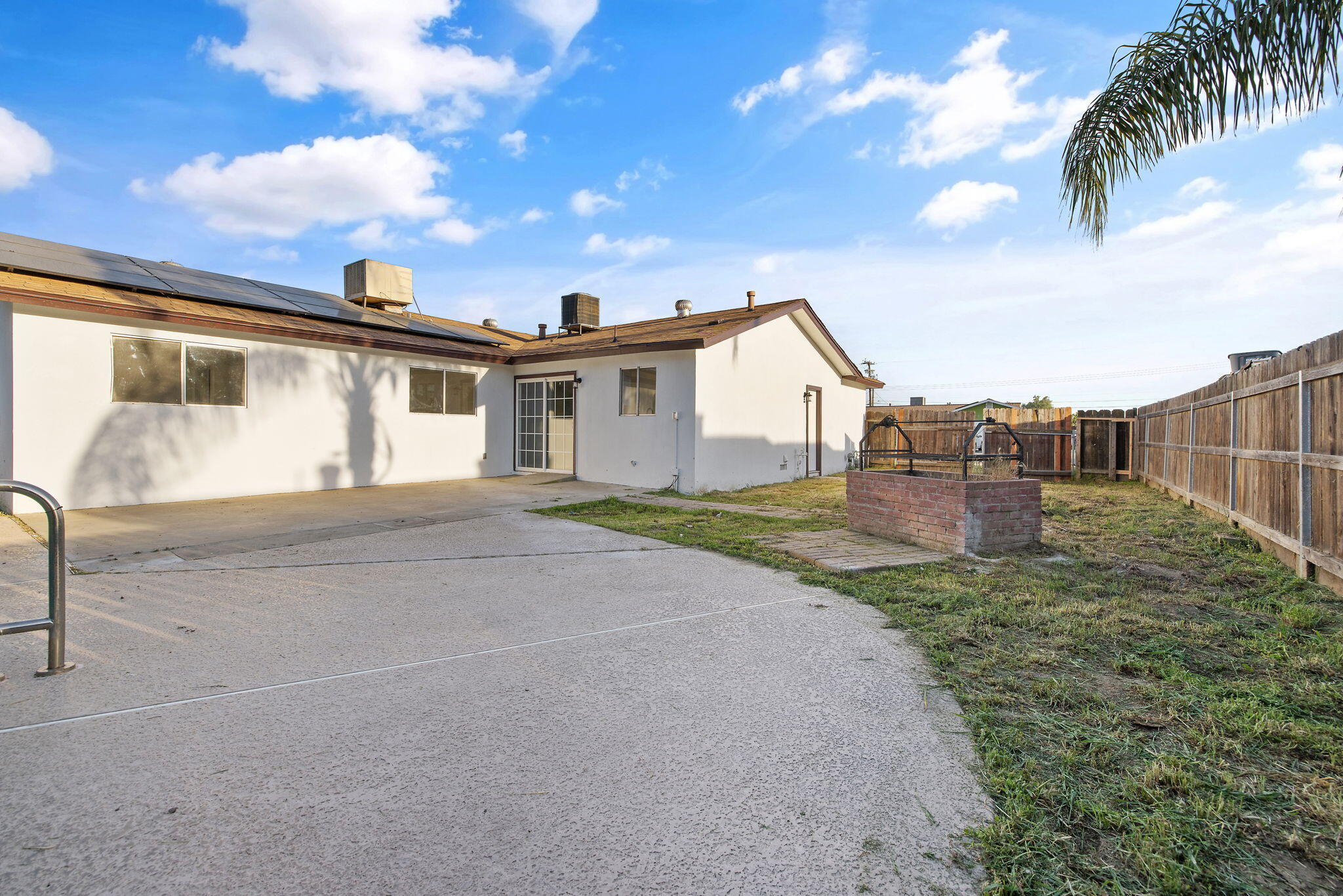 444 E Citrus Dr, Farmersville, CA 93223