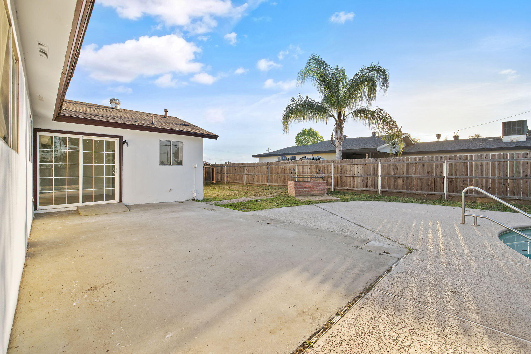 444 E Citrus Dr, Farmersville, CA 93223