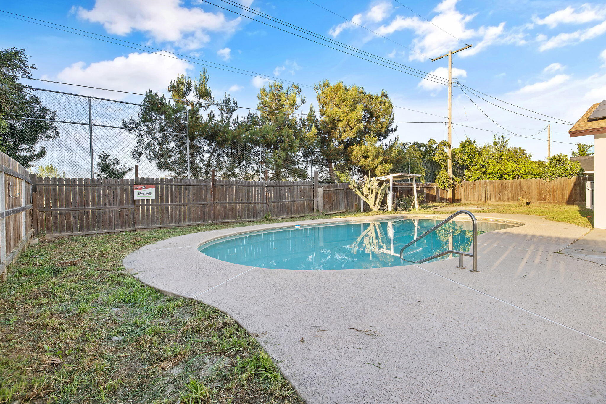 444 E Citrus Dr, Farmersville, CA 93223