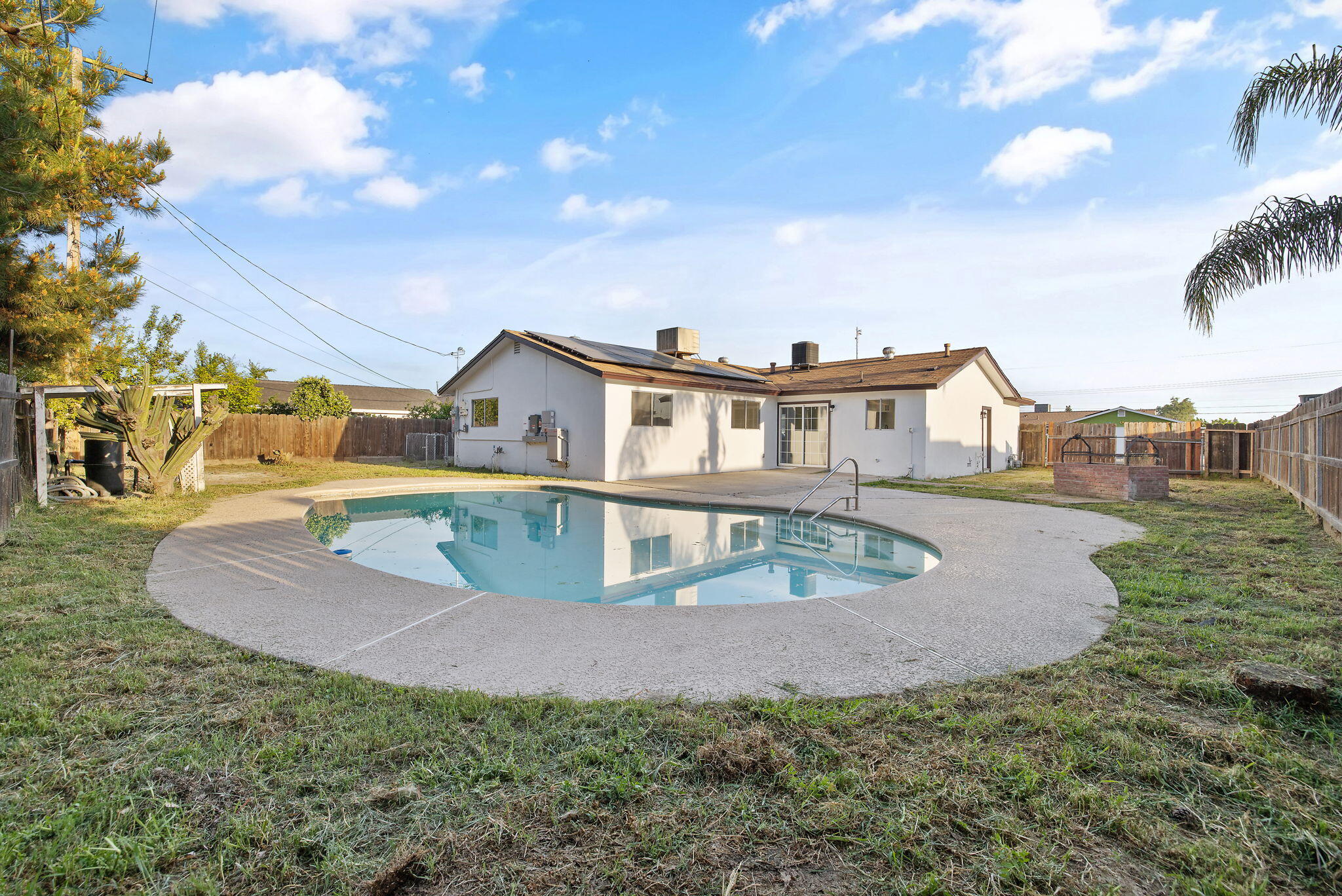 444 E Citrus Dr, Farmersville, CA 93223