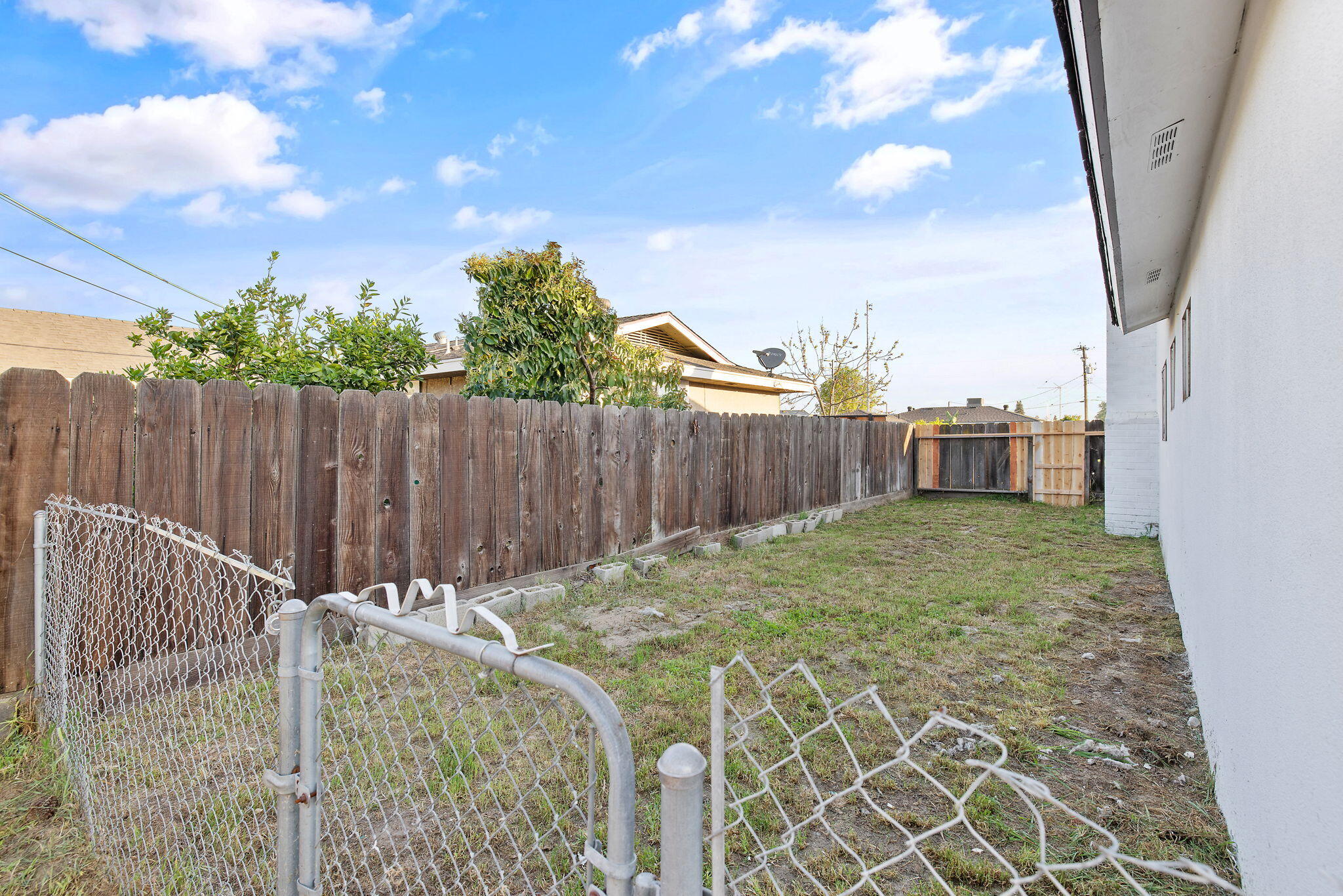 444 E Citrus Dr, Farmersville, CA 93223