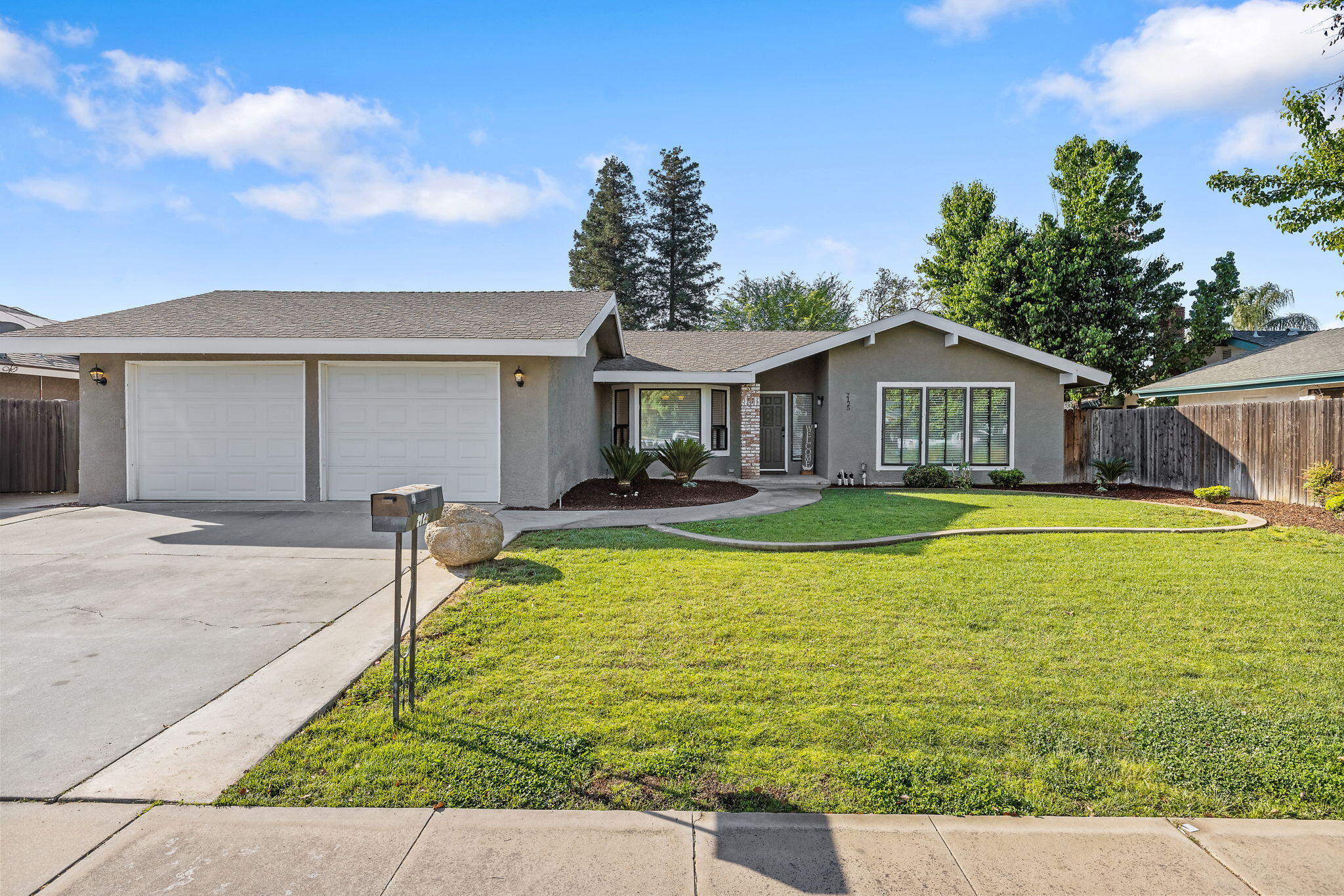 2125 Holt Ave, Sanger, CA 93657