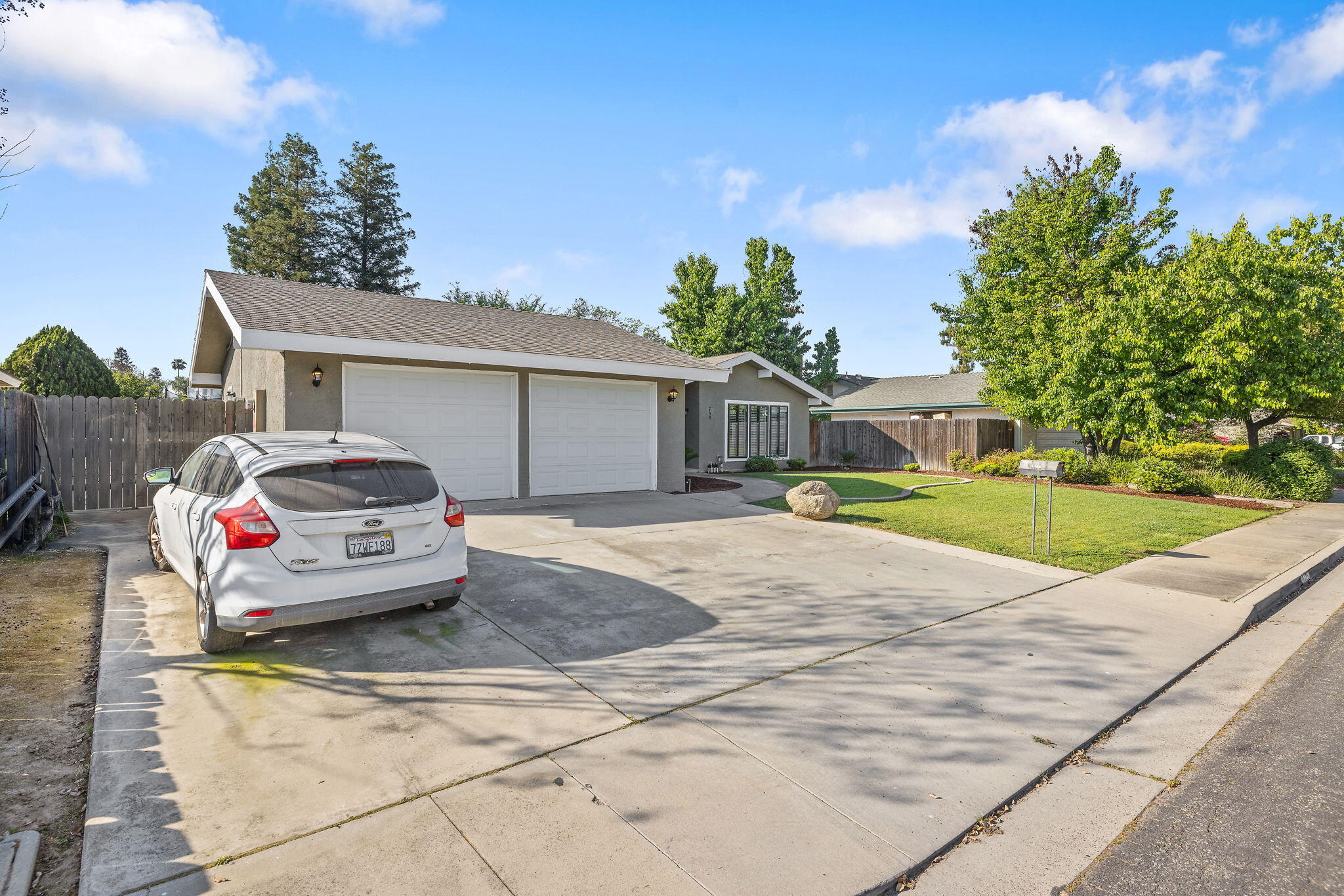 2125 Holt Ave, Sanger, CA 93657