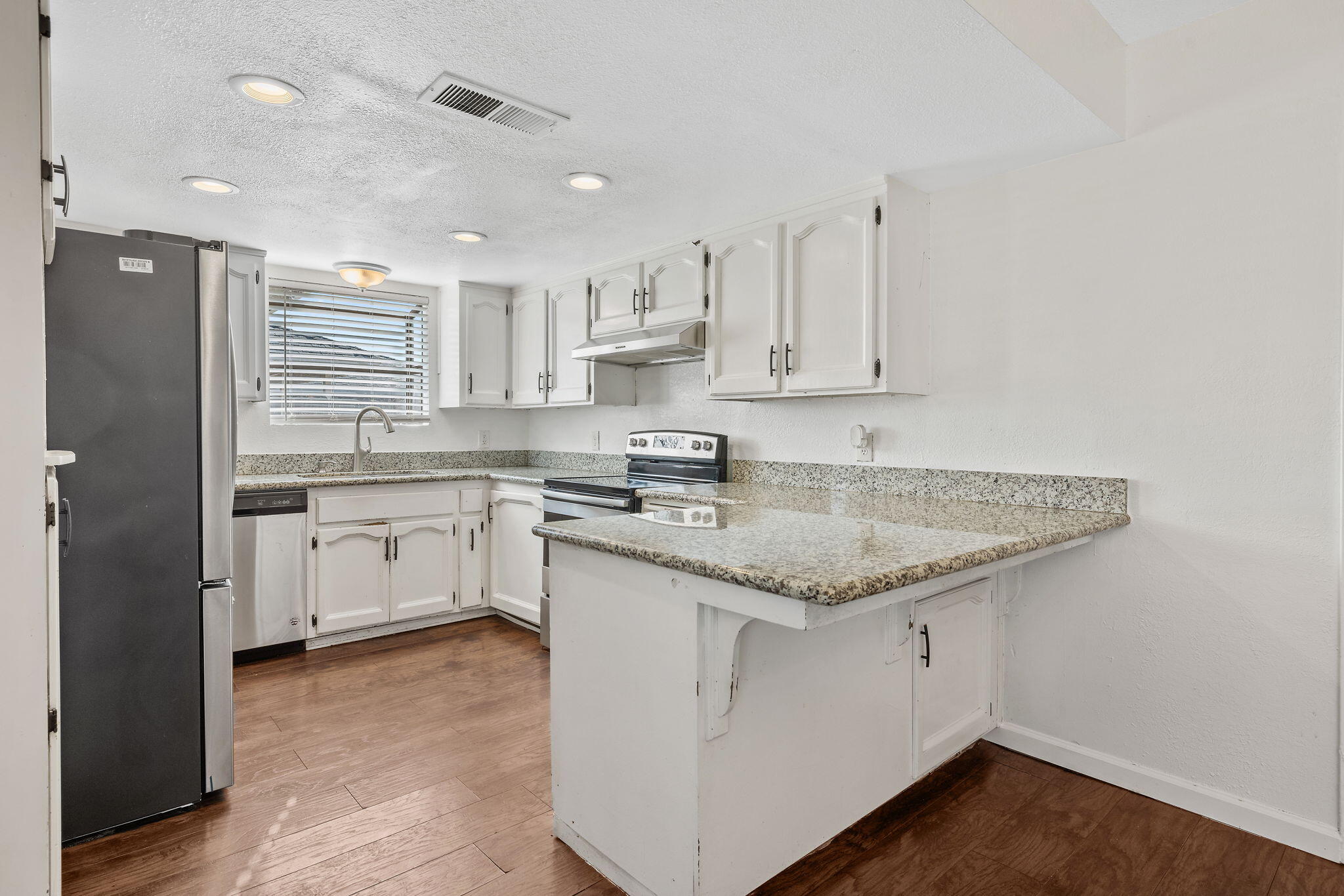 2125 Holt Ave, Sanger, CA 93657