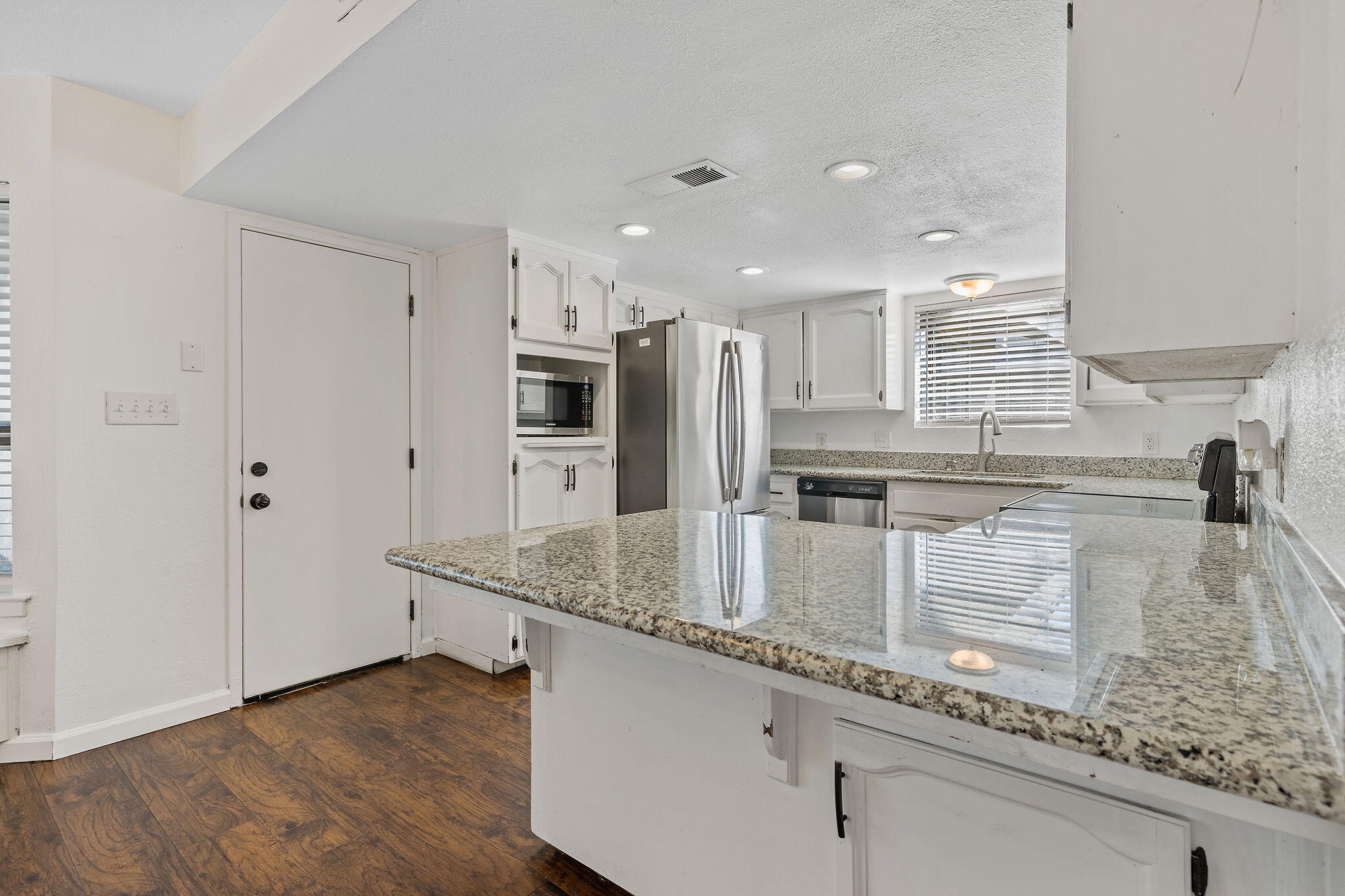 2125 Holt Ave, Sanger, CA 93657